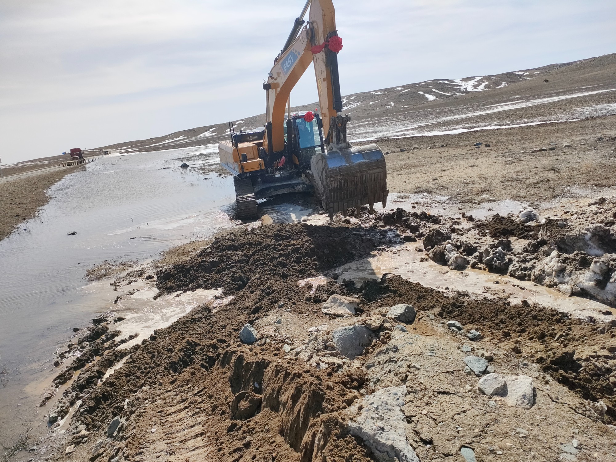 挖掘机在国道219线K201段开挖排水沟 图：哈尼·爱再子.jpg