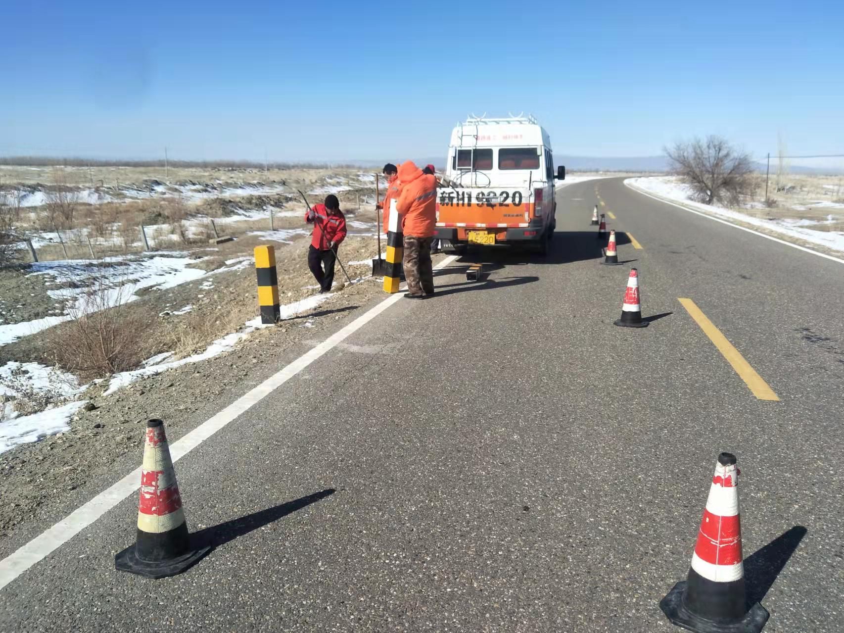 哈巴河公路管理分局校正国道331线示警桩  图：托尔洪·阿合米尔.jpg