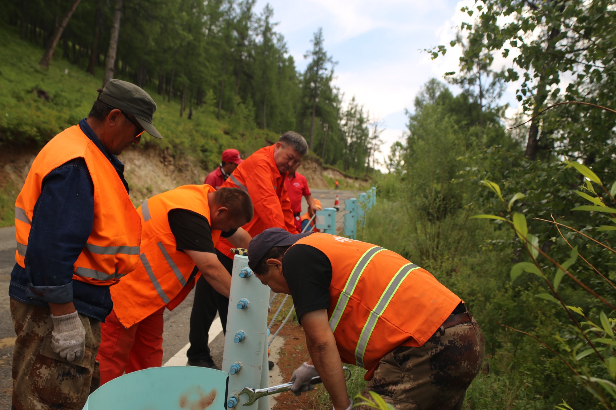 阿勒泰公路管理局党委书记、副局长金恩斯汗·托合塔汗同志与职工们一同奋斗在养护一线 图: 张立杨.jpg 阿勒泰公路管理局党委书记、副局长金恩斯汗·托合塔汗同志与职工们一同奋斗在养护一线 图: 张立杨.jpg