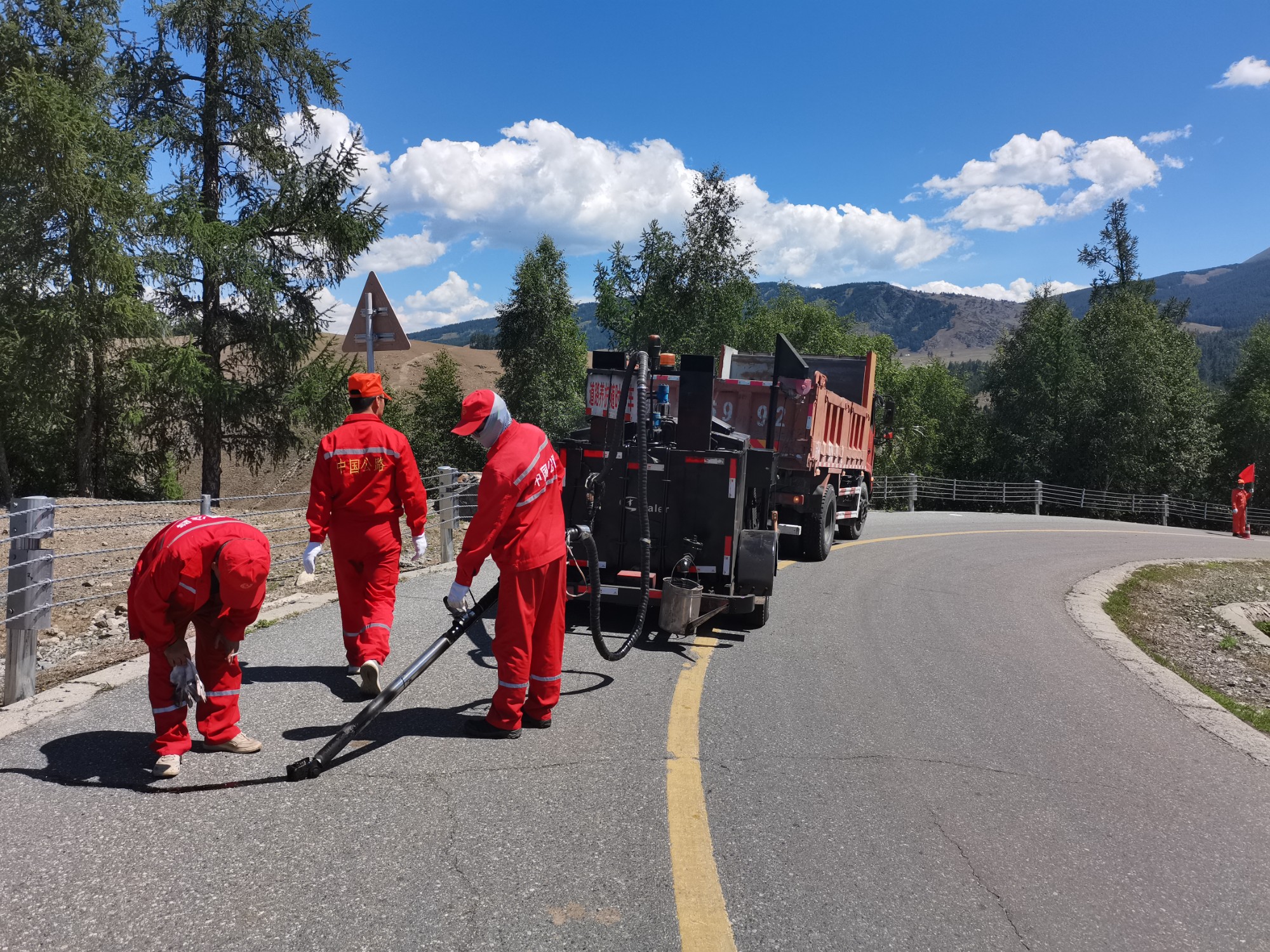 富蕴分局G219线K106-K125段灌缝中  图：候新娟.jpg