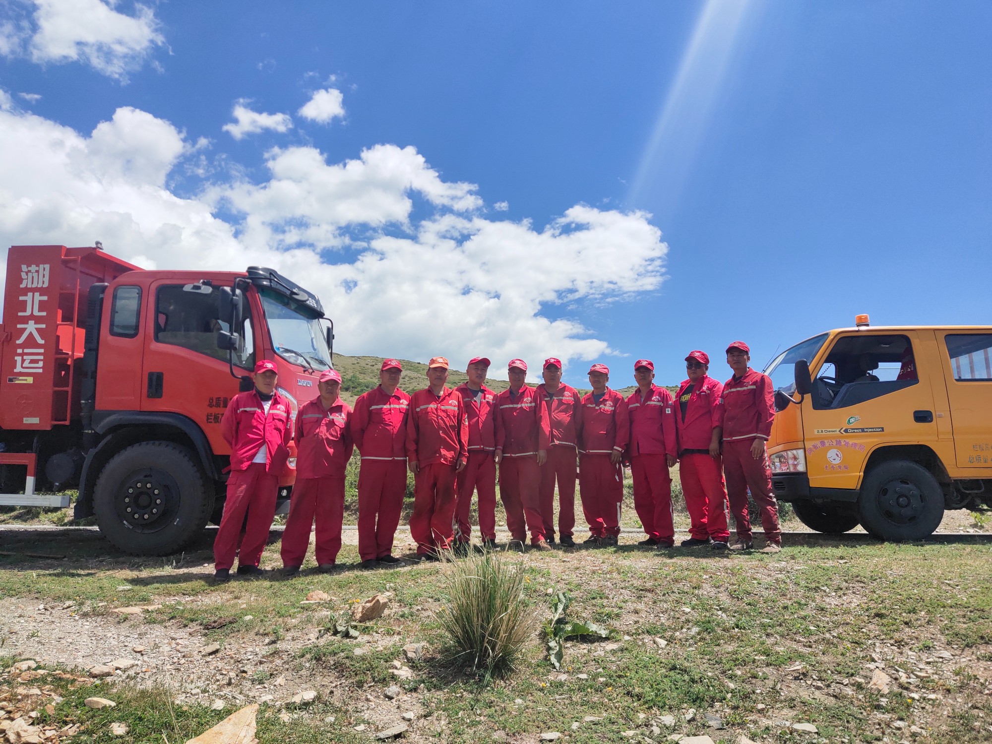 前来支援的北屯公路管理分局部分人员合影  图：唐伟.jpg