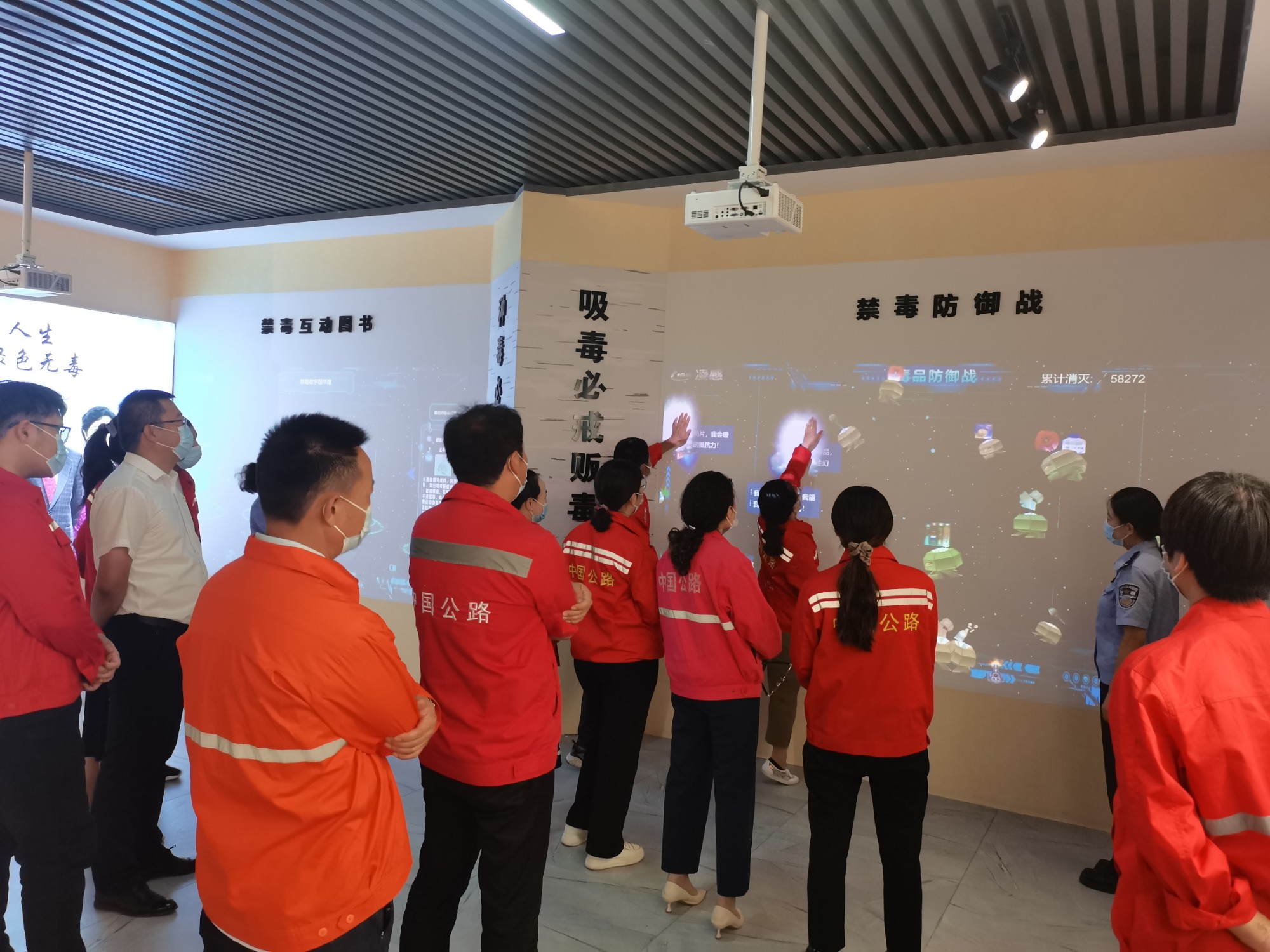 阿勒泰公路管理局哈巴河分局党员参观禁毒教育基地 图：候新娟.jpg