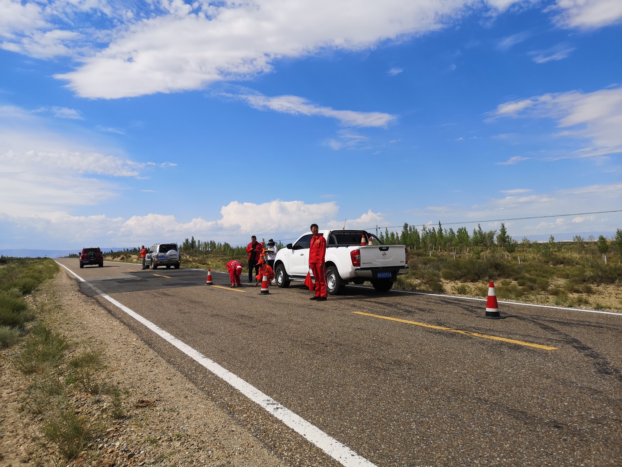 检查组在分局国道331县现场查看修补沥青路面情况 图：李圆.jpg