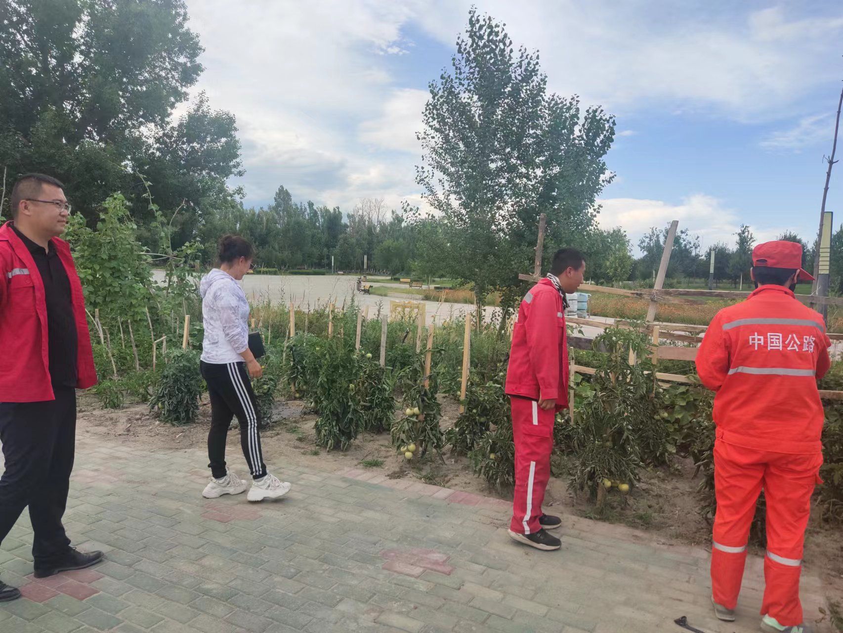 地区局检查组成员在哈巴河分局克孜乌雍克养护站查看庭院建设 图：唐伟.jpg