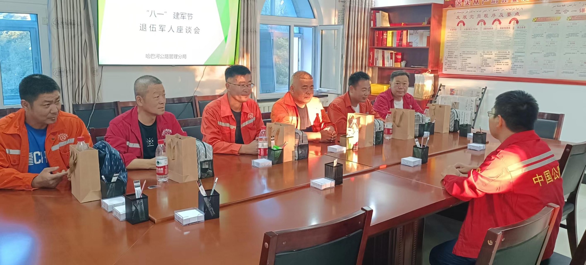 哈巴河分局二楼会议室组织召开了庆八一建军节退伍军人座谈会 图：阿丽娜·阿吾汗别克.jpg