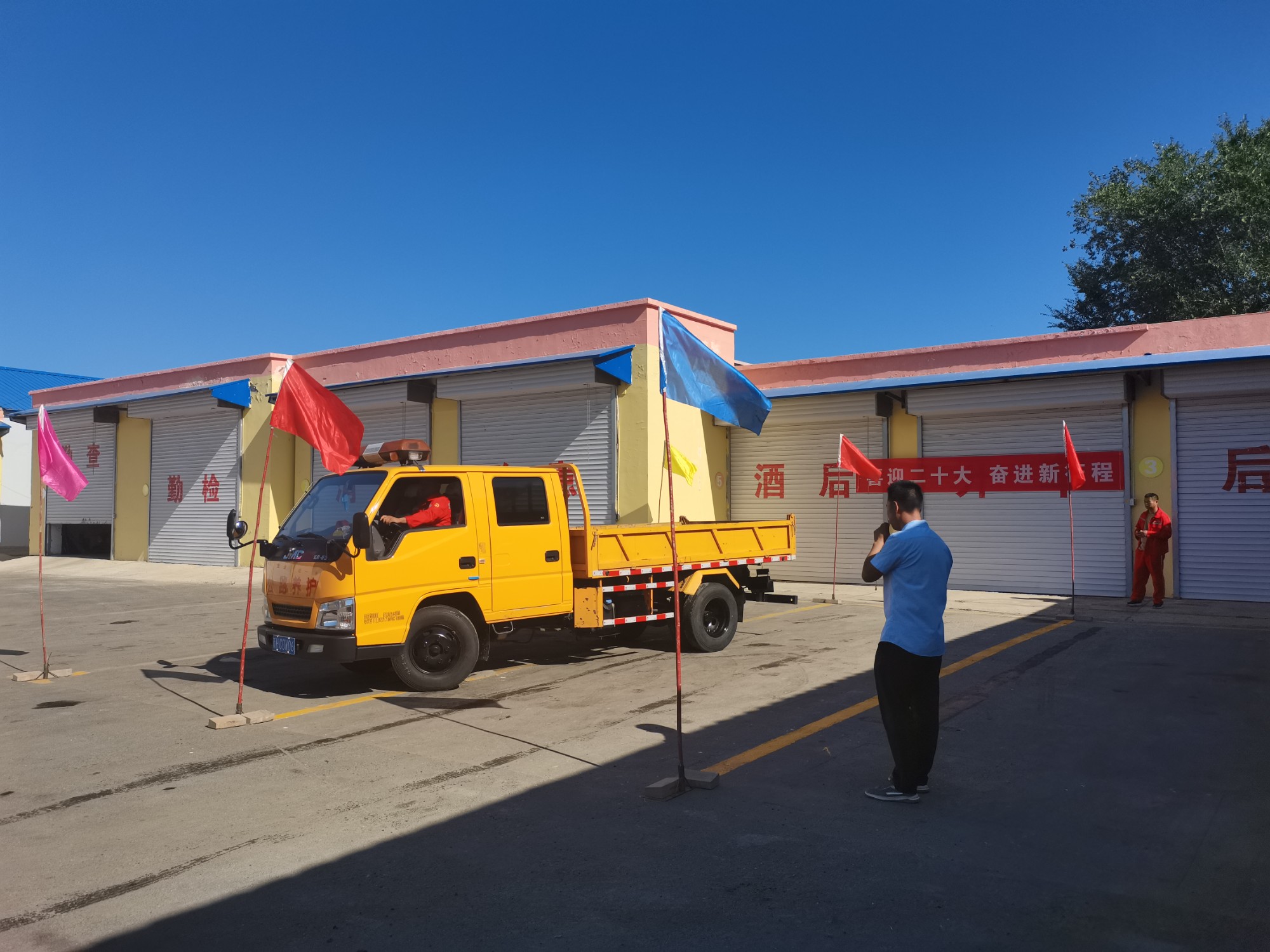 驾驶江铃自卸车技能竞赛中 候新娟图.jpg