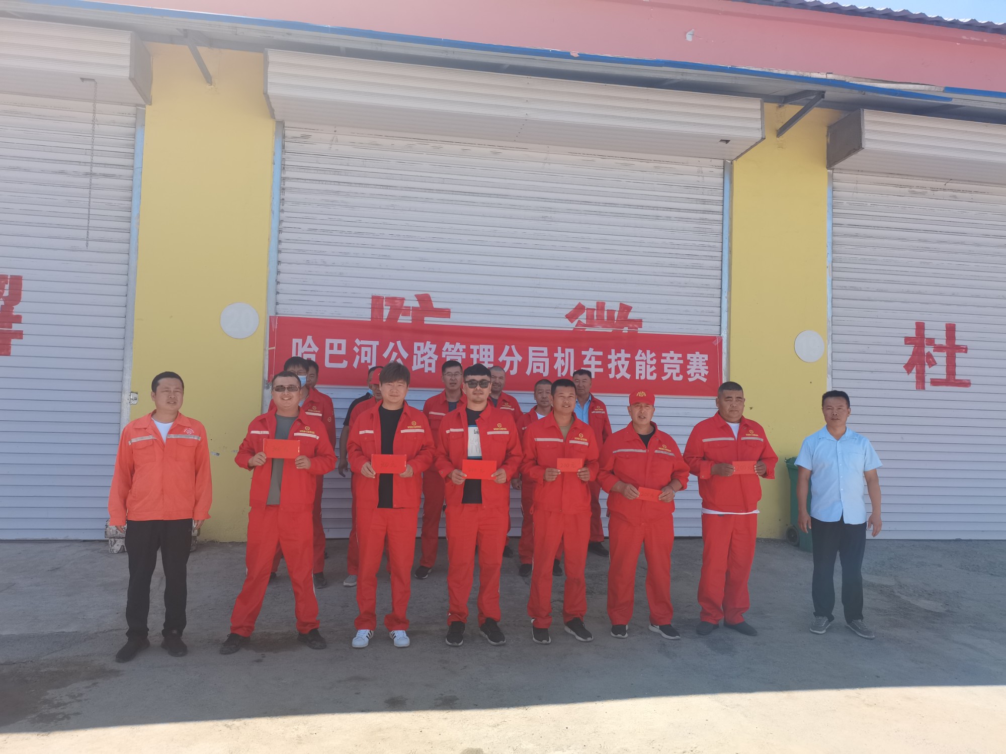 技能竞赛为优胜者颁奖 候新娟图.jpg