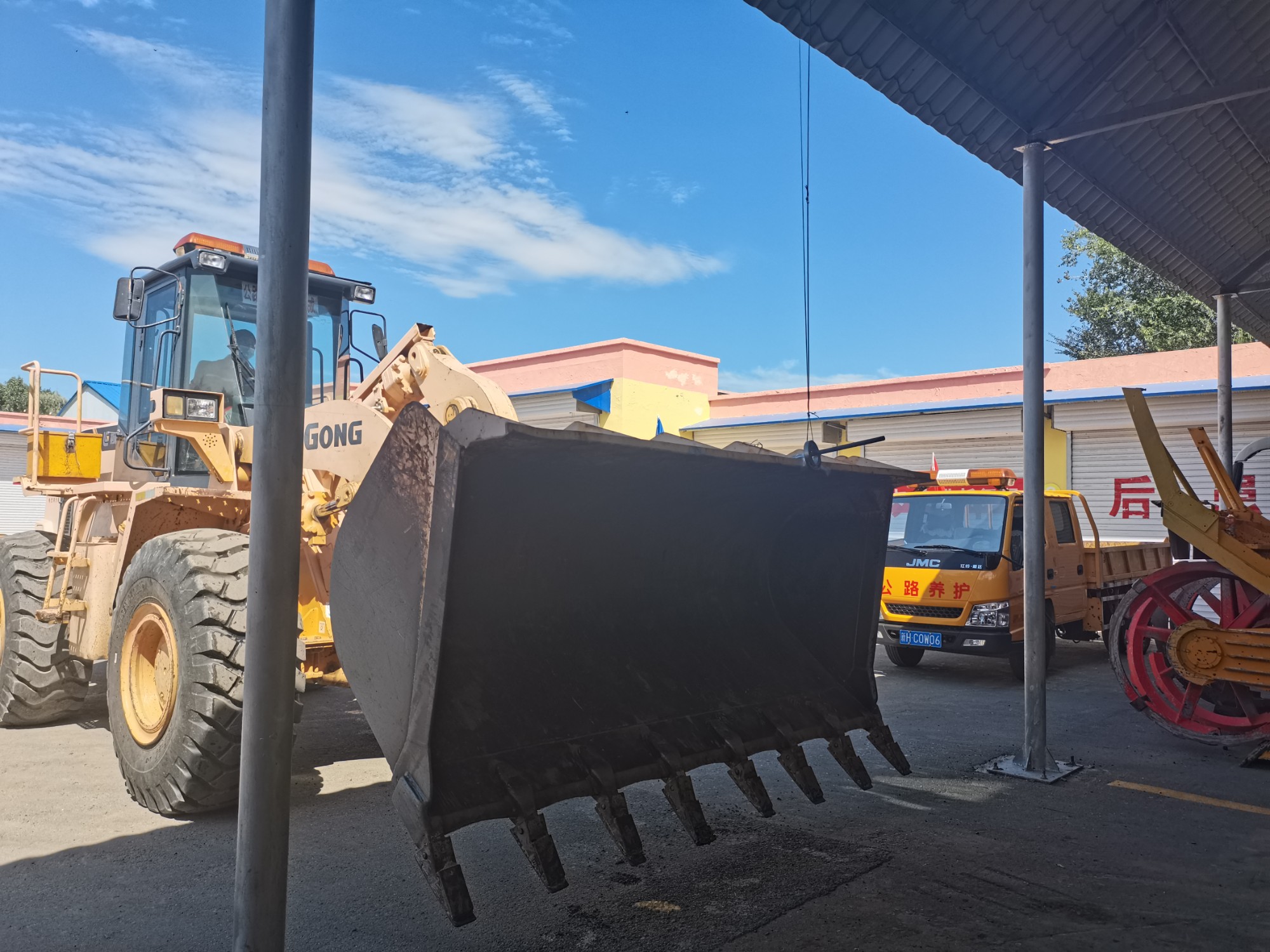 驾驶装载机技能竞赛穿环环节 候新娟图.jpg