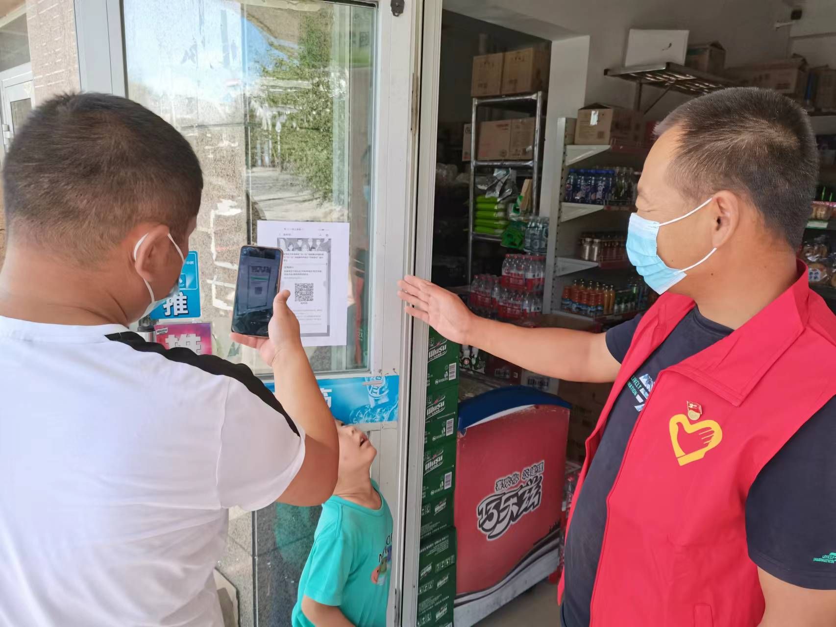 分局党员米世顺在附近商铺引导群众扫场所吗 图：高贺.jpg