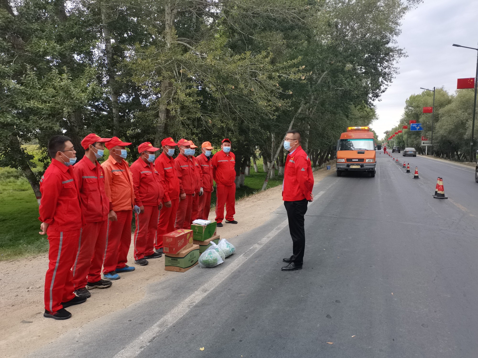 哈巴河公路管理分局开展“情系一线职工“慰问 活动 图：候新娟.jpg