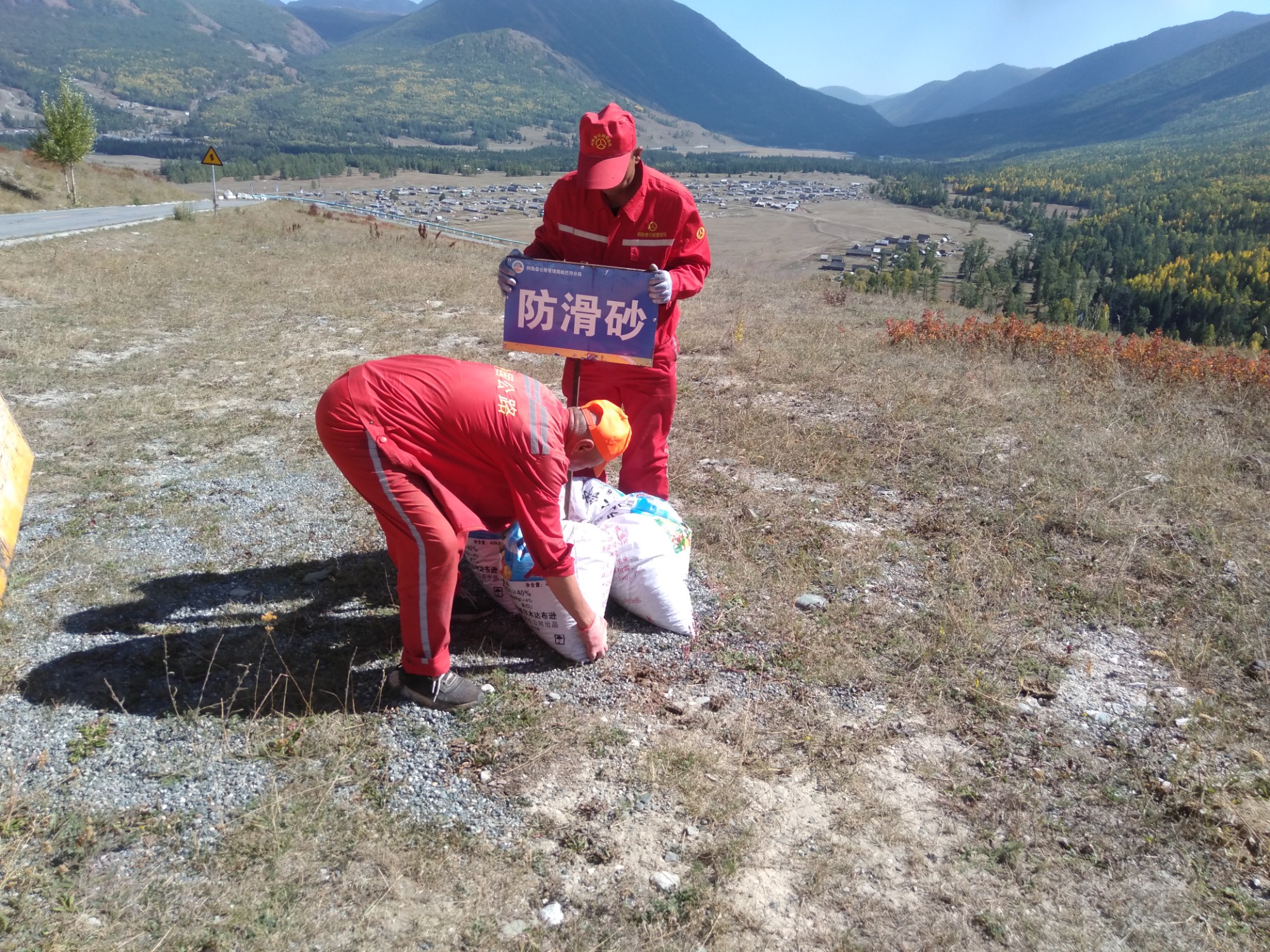 哈巴河公路管理分局之功能摆放防滑砂 图：托尔洪·阿合米尔.jpg