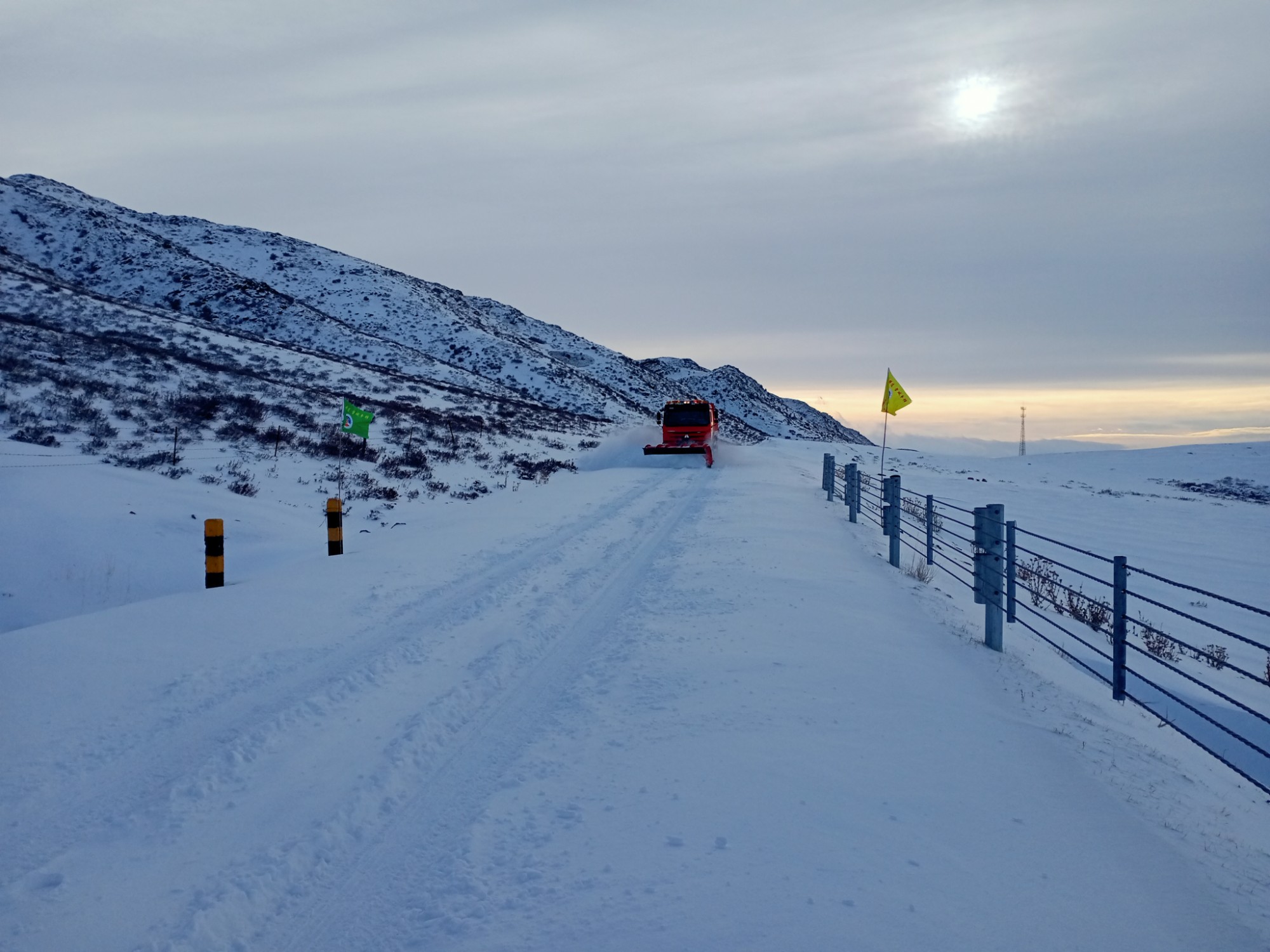 哈巴河公路管理分局多功能除雪车山区路段除雪  图：阿德力汗·尧先.jpg