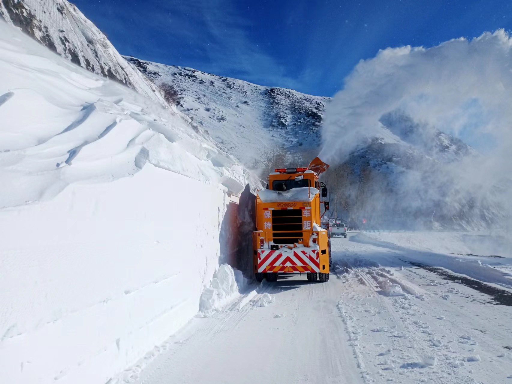 分局旋抛除雪车清理积雪中 图：高贺.jpg