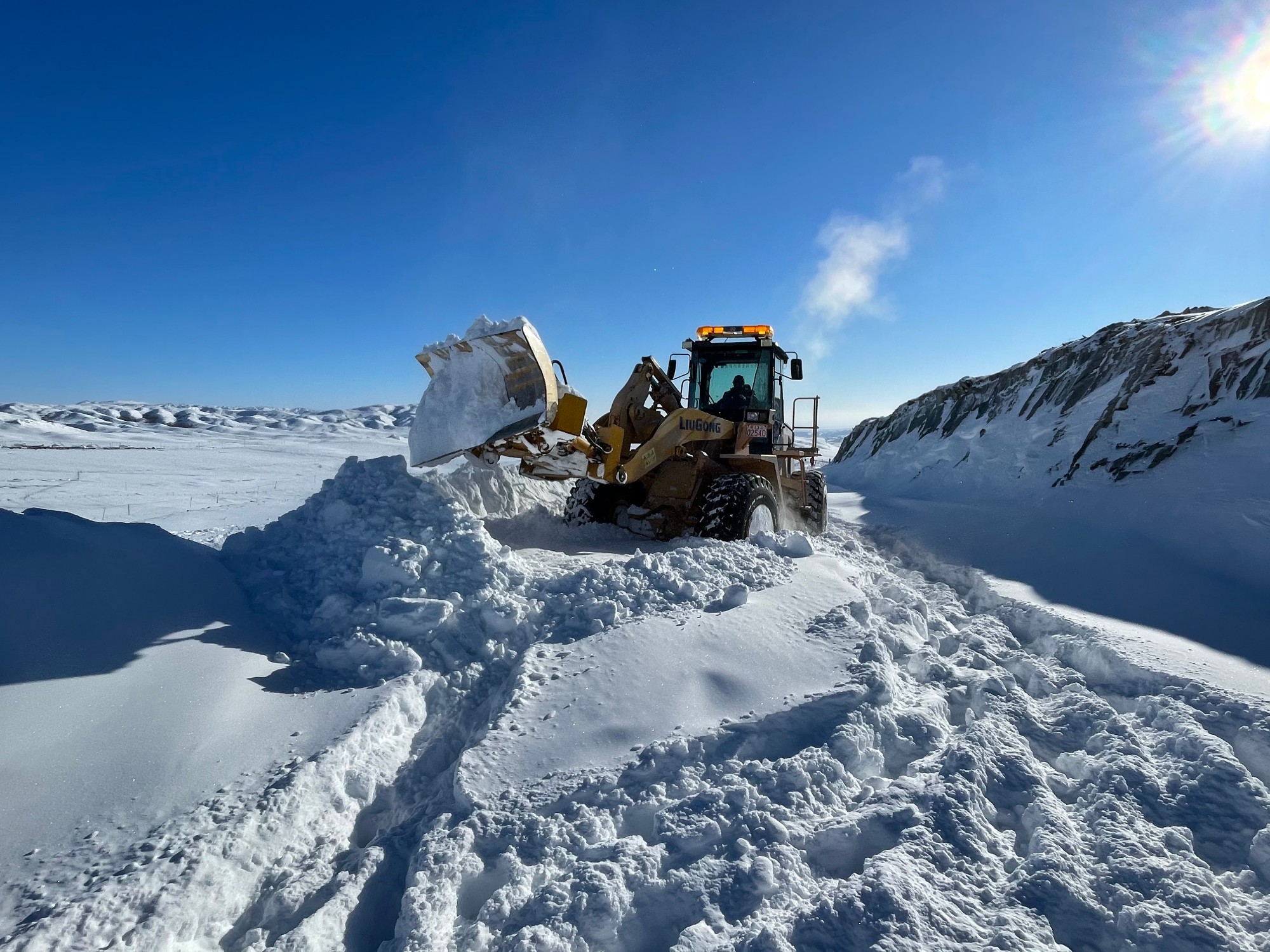 分局装载机清铲风吹雪路段积雪中 图：蒋磊.jpg