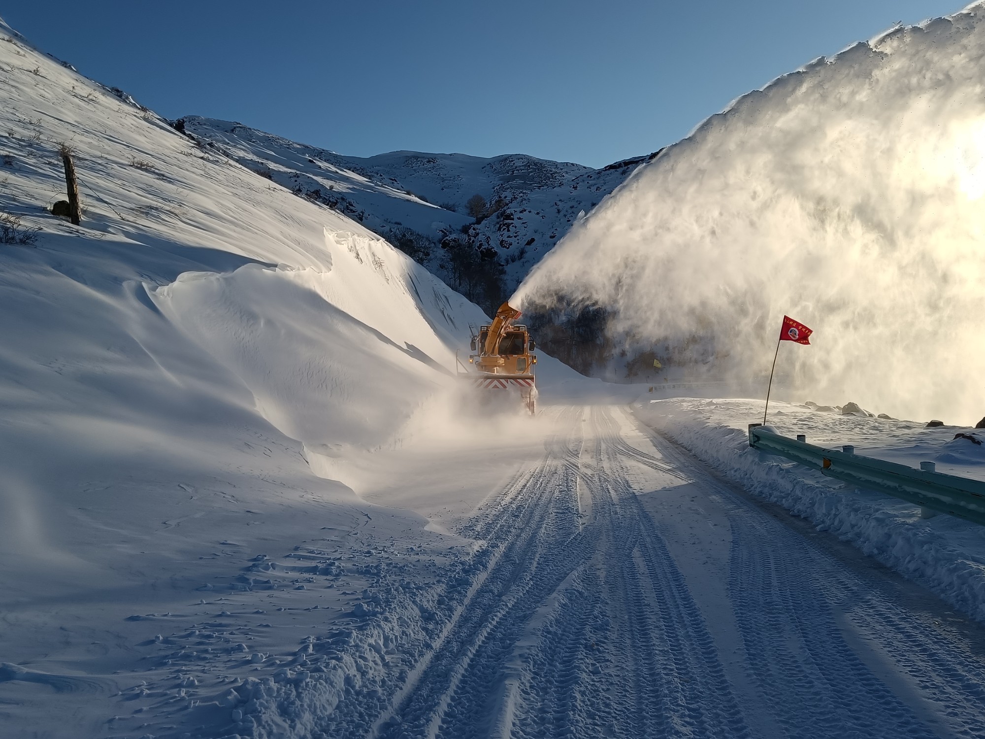 哈巴河分局旋抛除雪车清除路面风吹雪中  图：赵卫峰.jpg