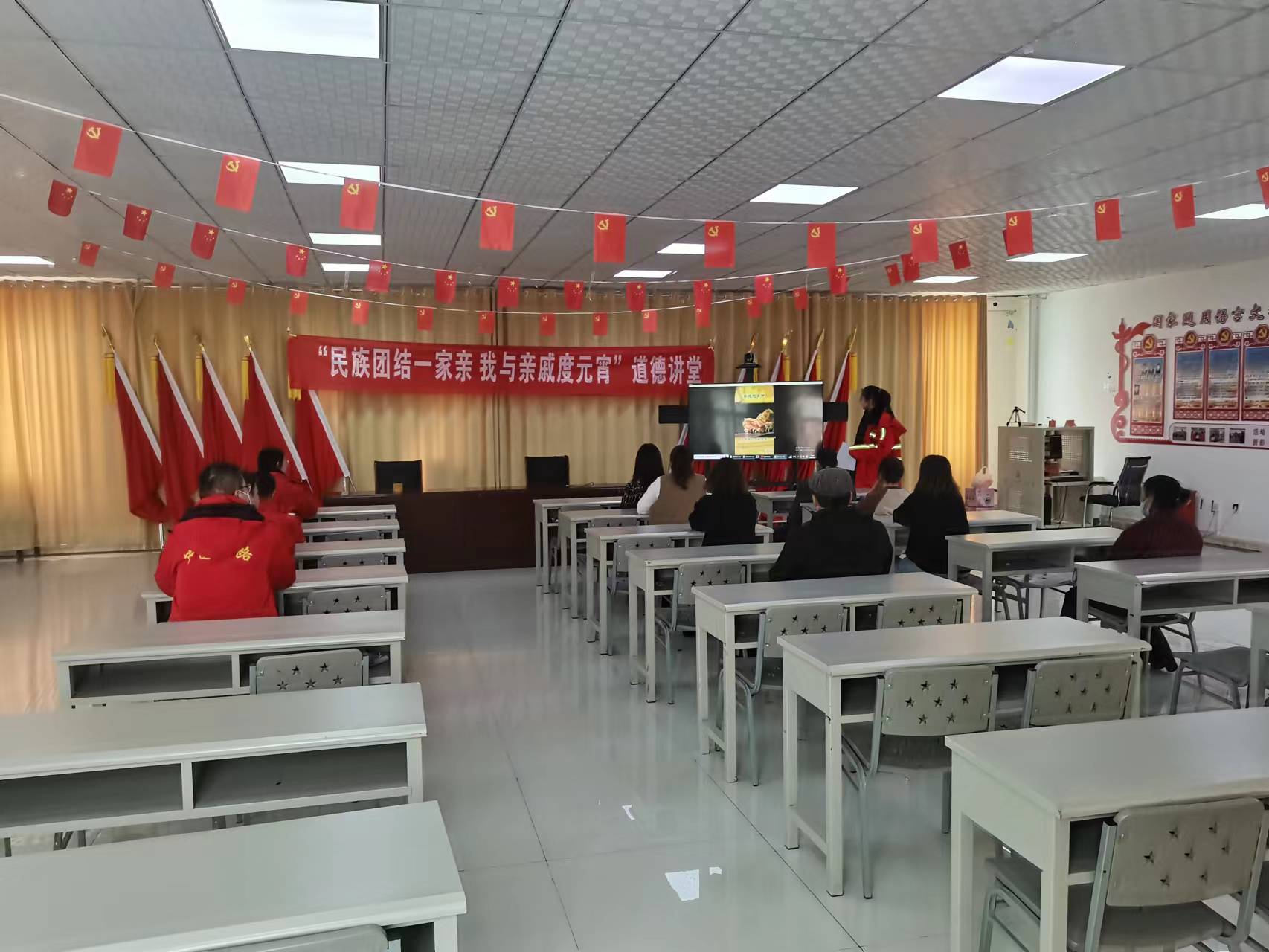 阿勒泰公路管理局哈巴河分局开展“民族团结一家亲 我与亲戚度元宵”道德讲堂活动 图：沈军.jpg