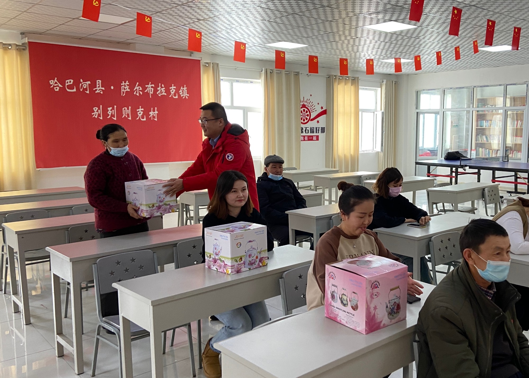 为村民送祝福及礼物  图 妥晓洁.jpg