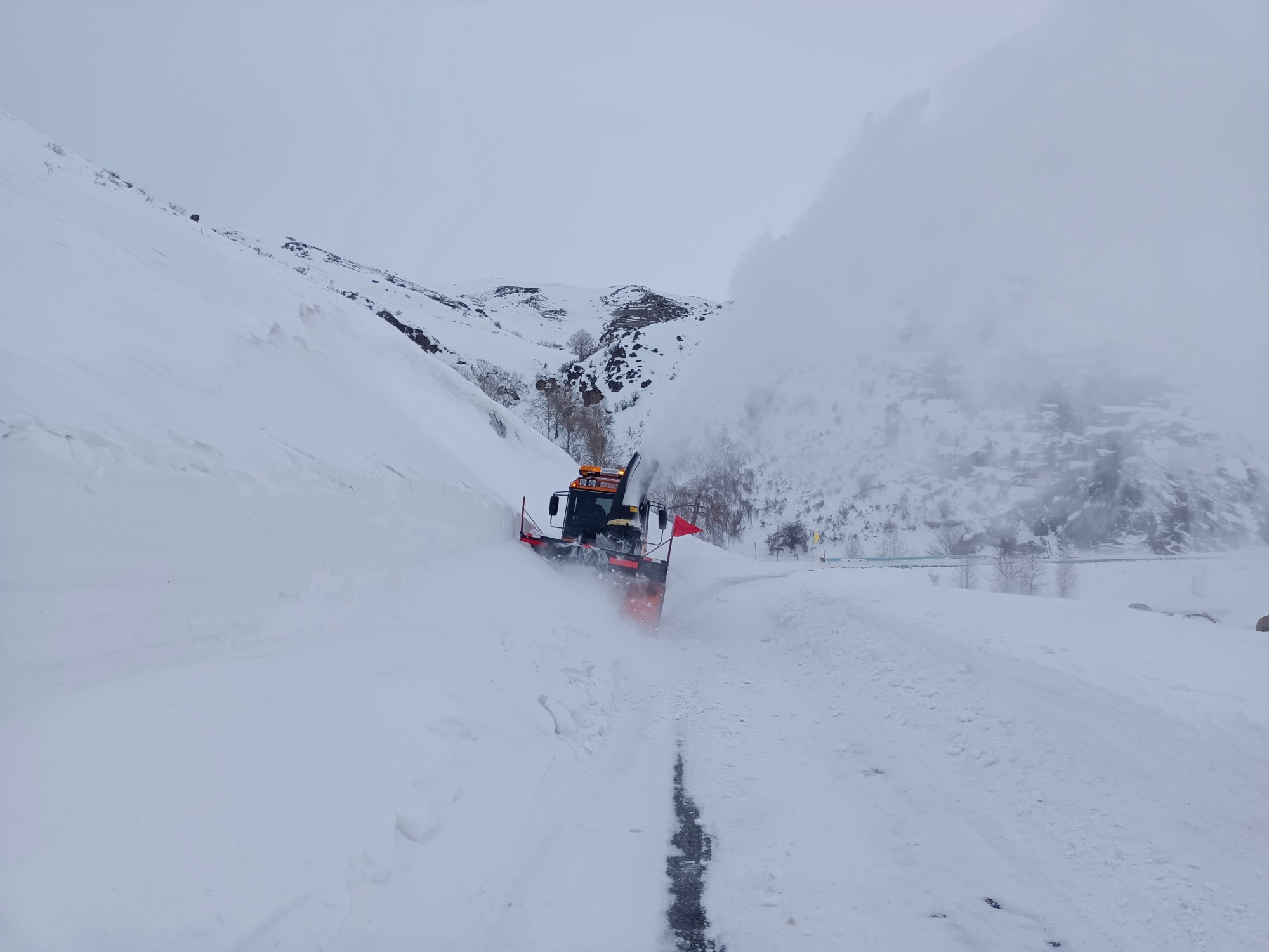 清除国道219线K186处风吹雪 图：闫金辉.jpg