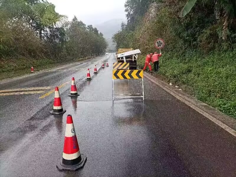 屏边公路分局开展公路沿线交安设施排查治理 图片2.jpg