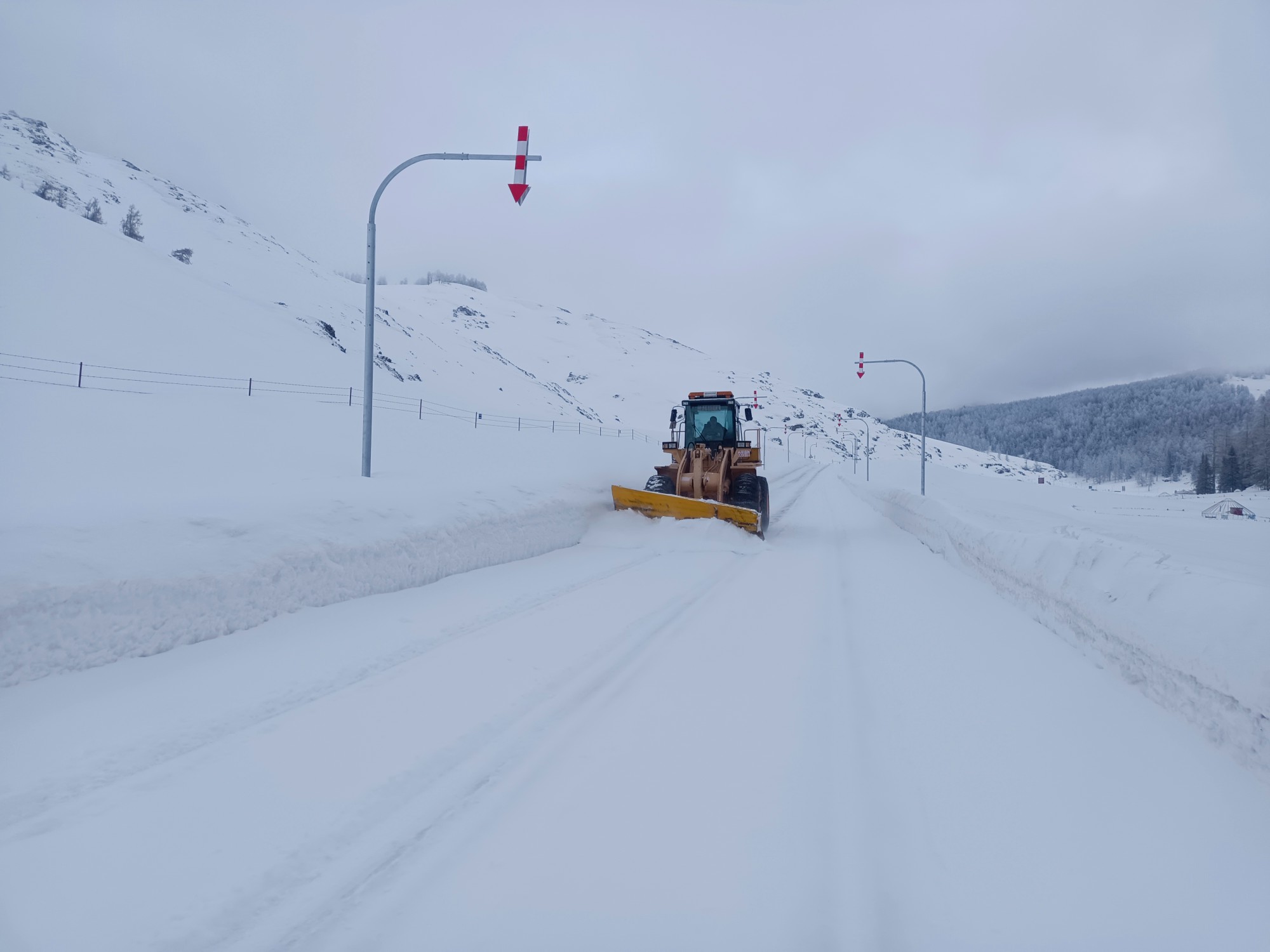 856装载机在G219线k105段清理积雪   拍摄：闫金辉.jpg