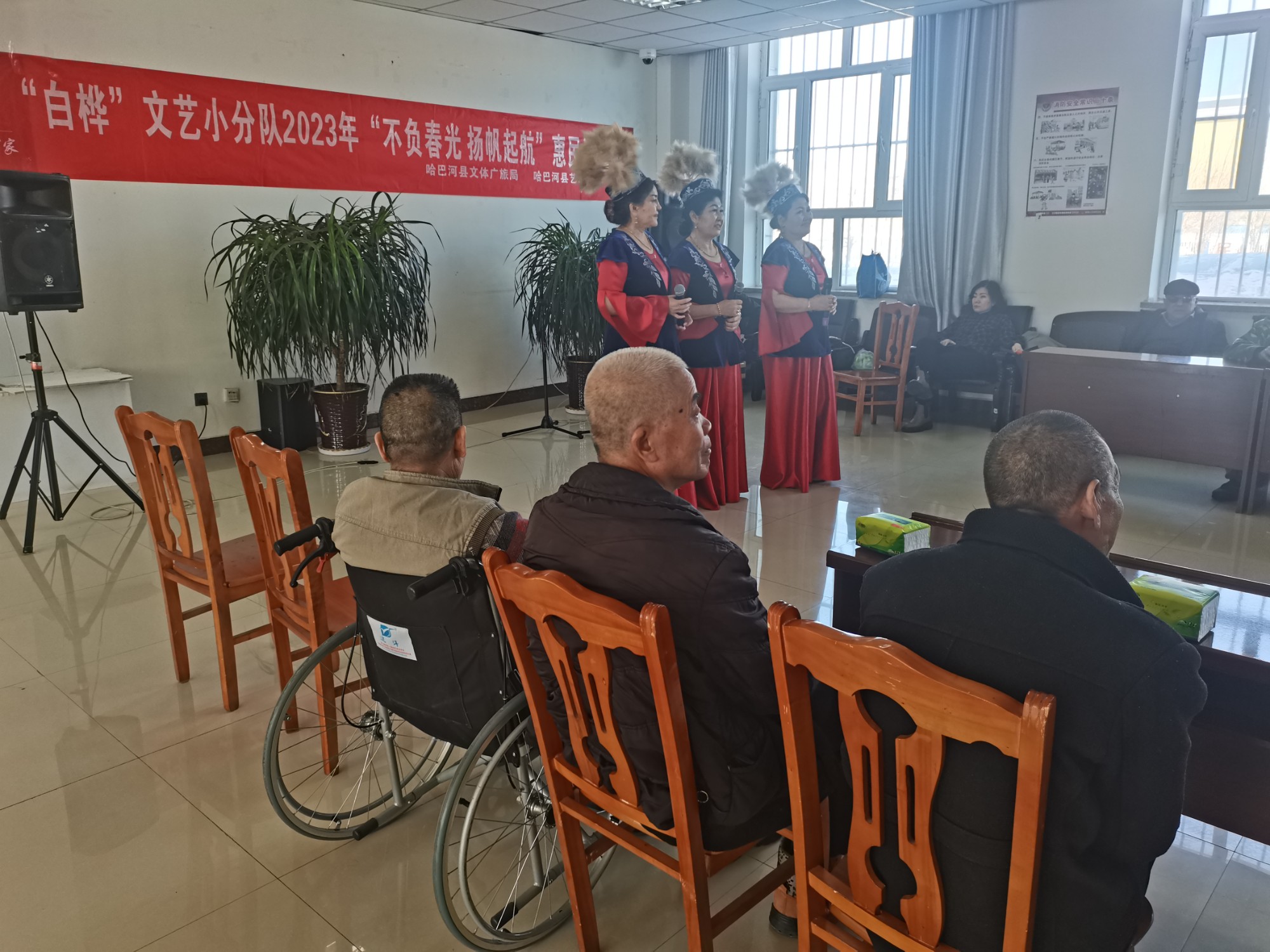 “一家人爱心联盟队”代表为老人们献上歌曲 图：候新娟.jpg