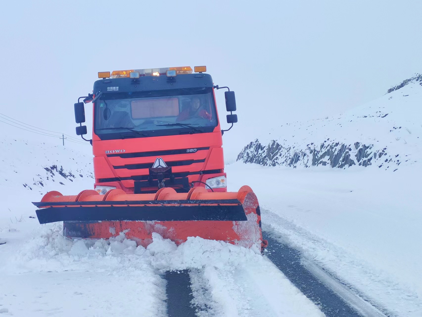 4月12日、哈巴河公路管理分局多功能除雪车清除路面积雪 图：郭伟伟.jpg