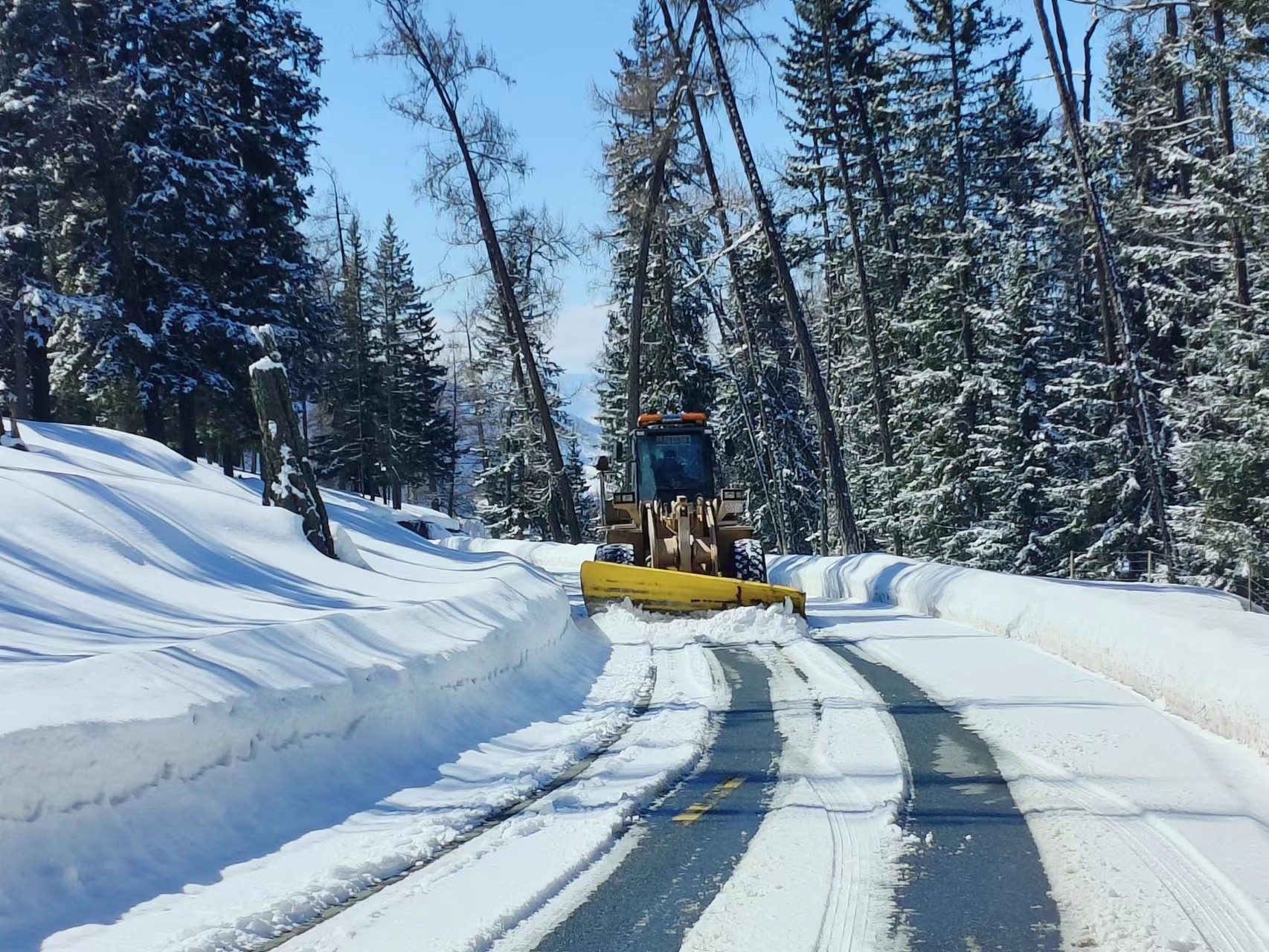 4月12日，哈巴河公路管理分局装载机清除路面积雪 图：张振东.jpg