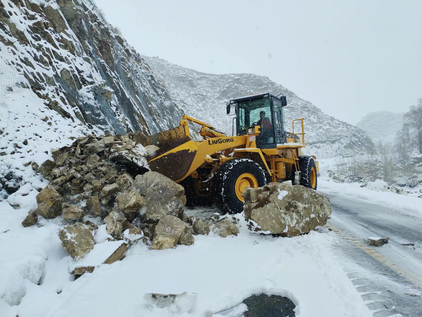 4月11日，哈巴河公路管理分局装载机清理国道219线K174处塌方 图：张振东.jpg