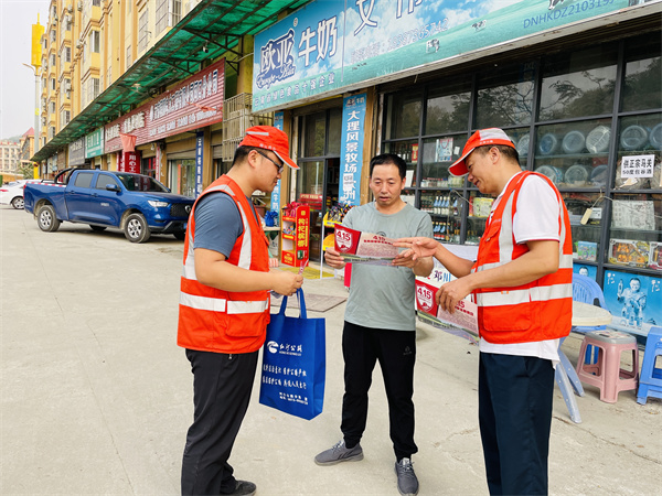 发放宣传单.jpg 发放宣传单.jpg