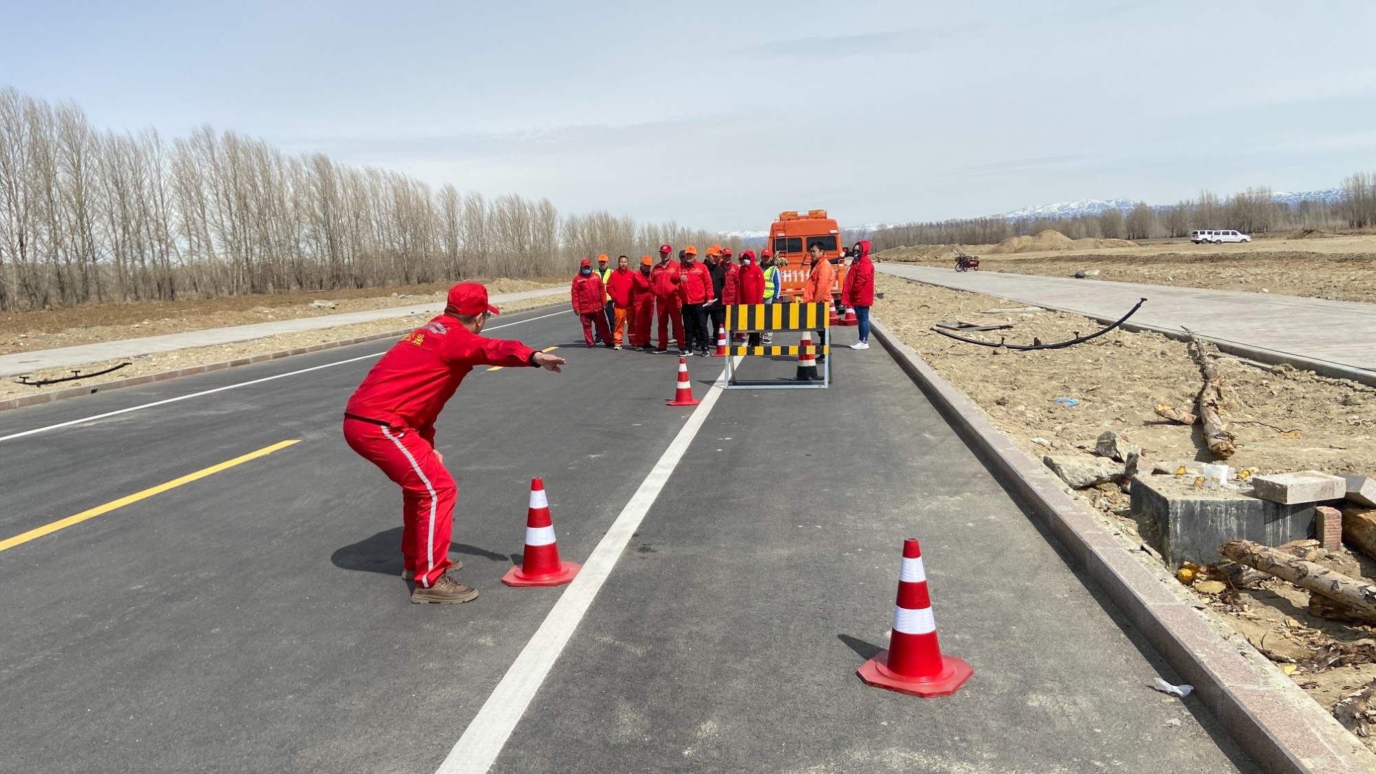 安全员为大家实地示范如何正确布设养护作业区标志牌 图：易贤腾.jpg