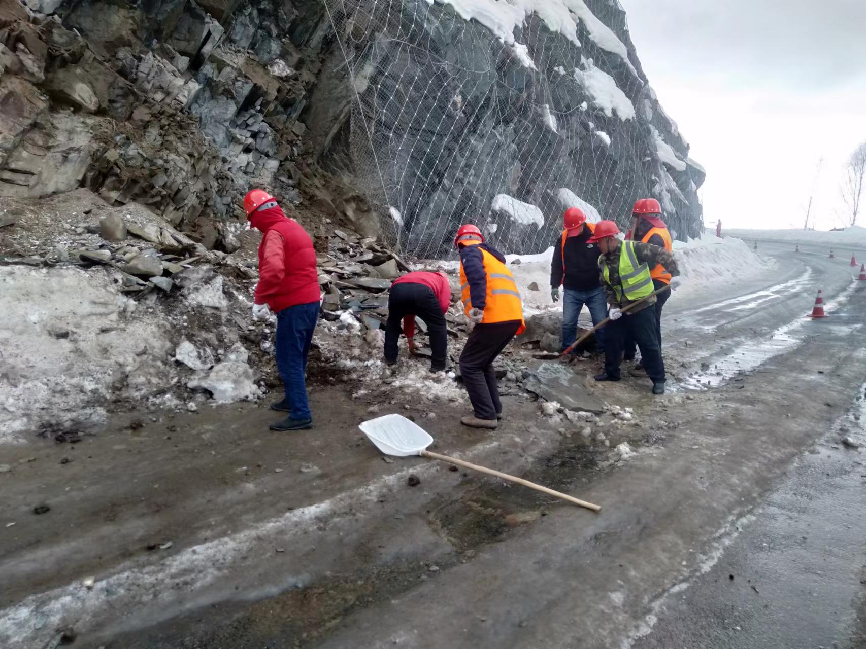 铁热克提养护站人员及时清理碎落 图：托尔洪·阿合米尔.jpg