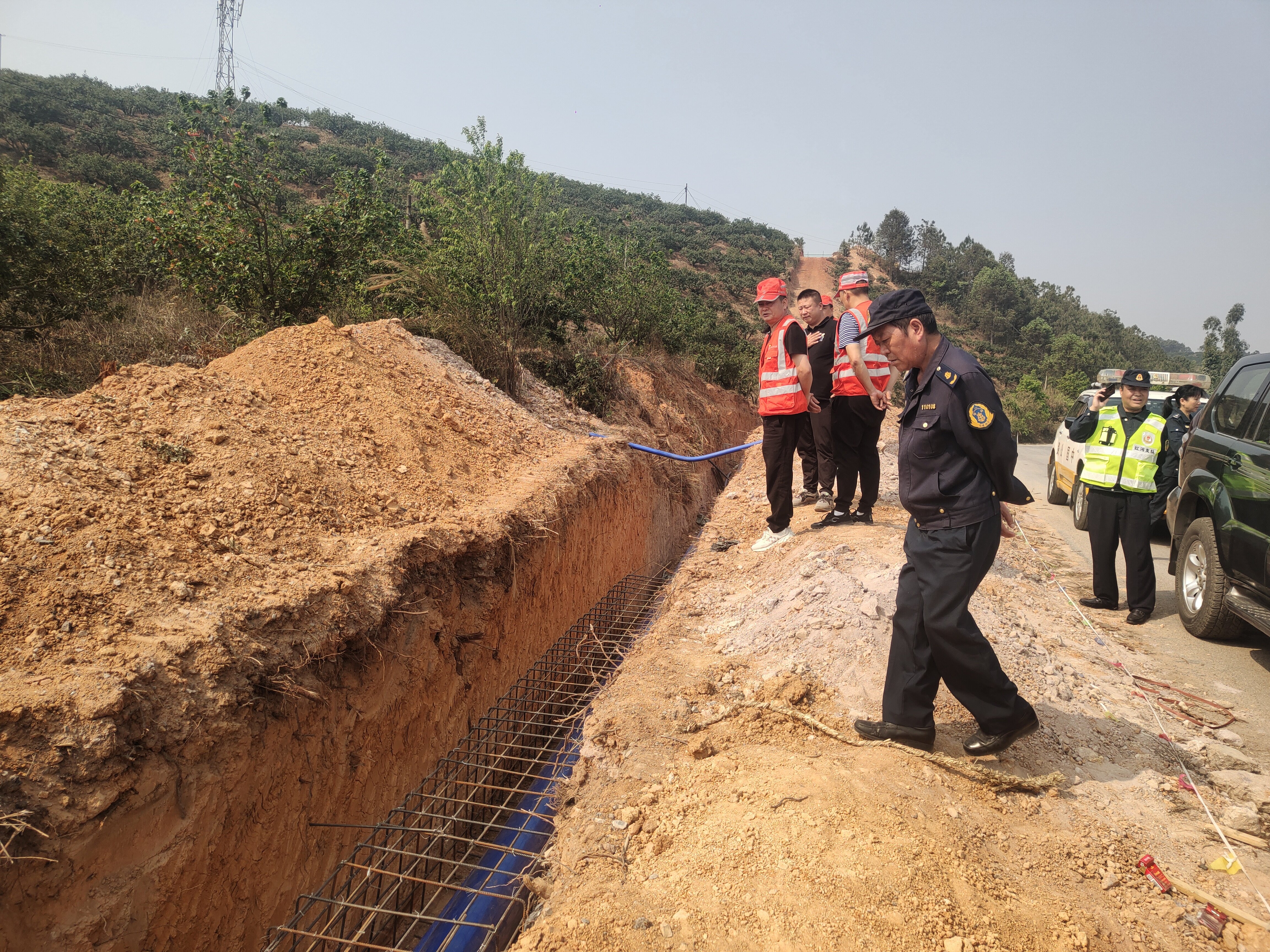 图为:联合石屏路政管理大队开展路产路权维护巡查.jpg 图为:联合石屏路政管理大队开展路产路权维护巡查.jpg