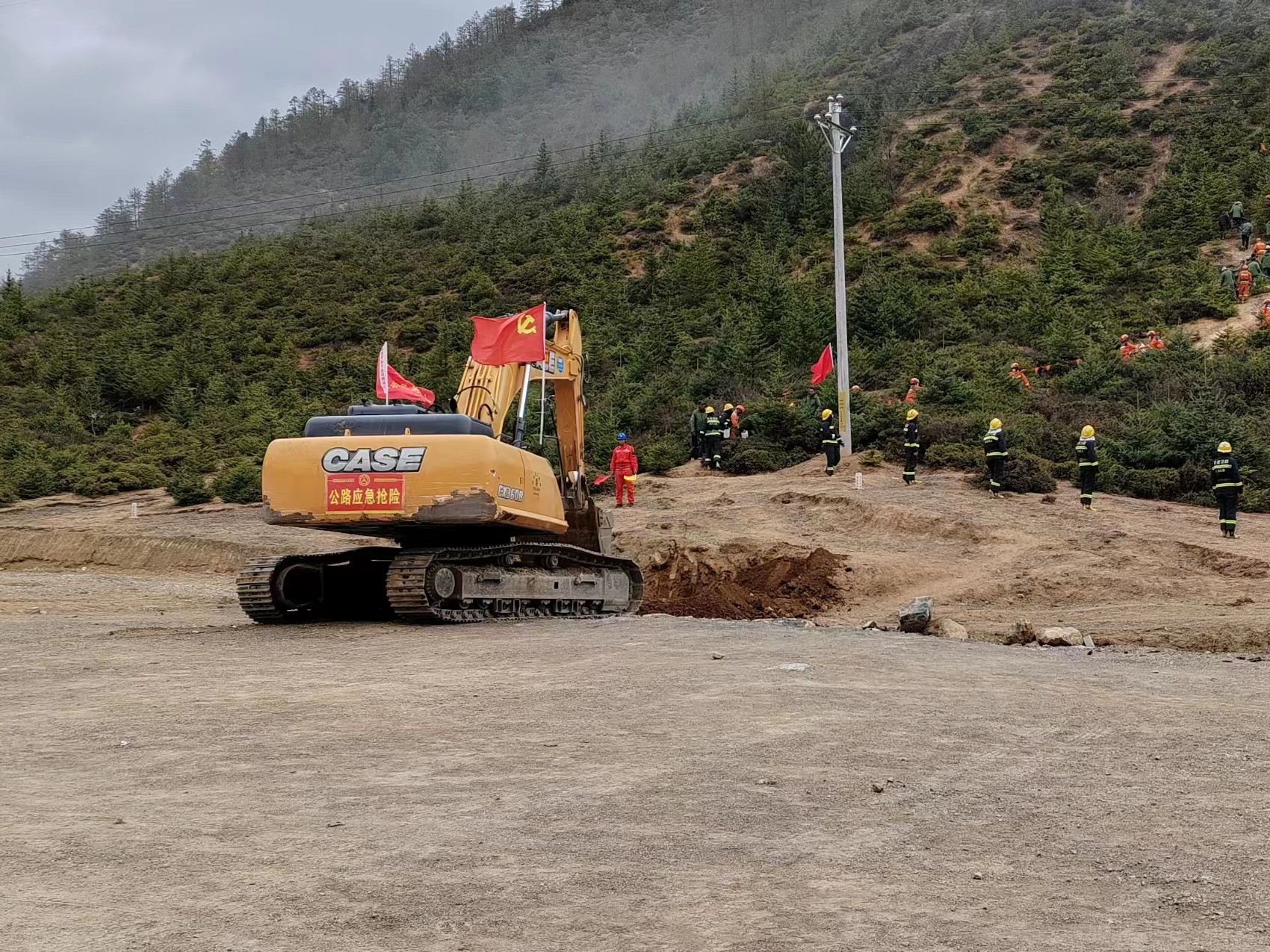 挖设防火隔离带.jpg 挖设防火隔离带.jpg