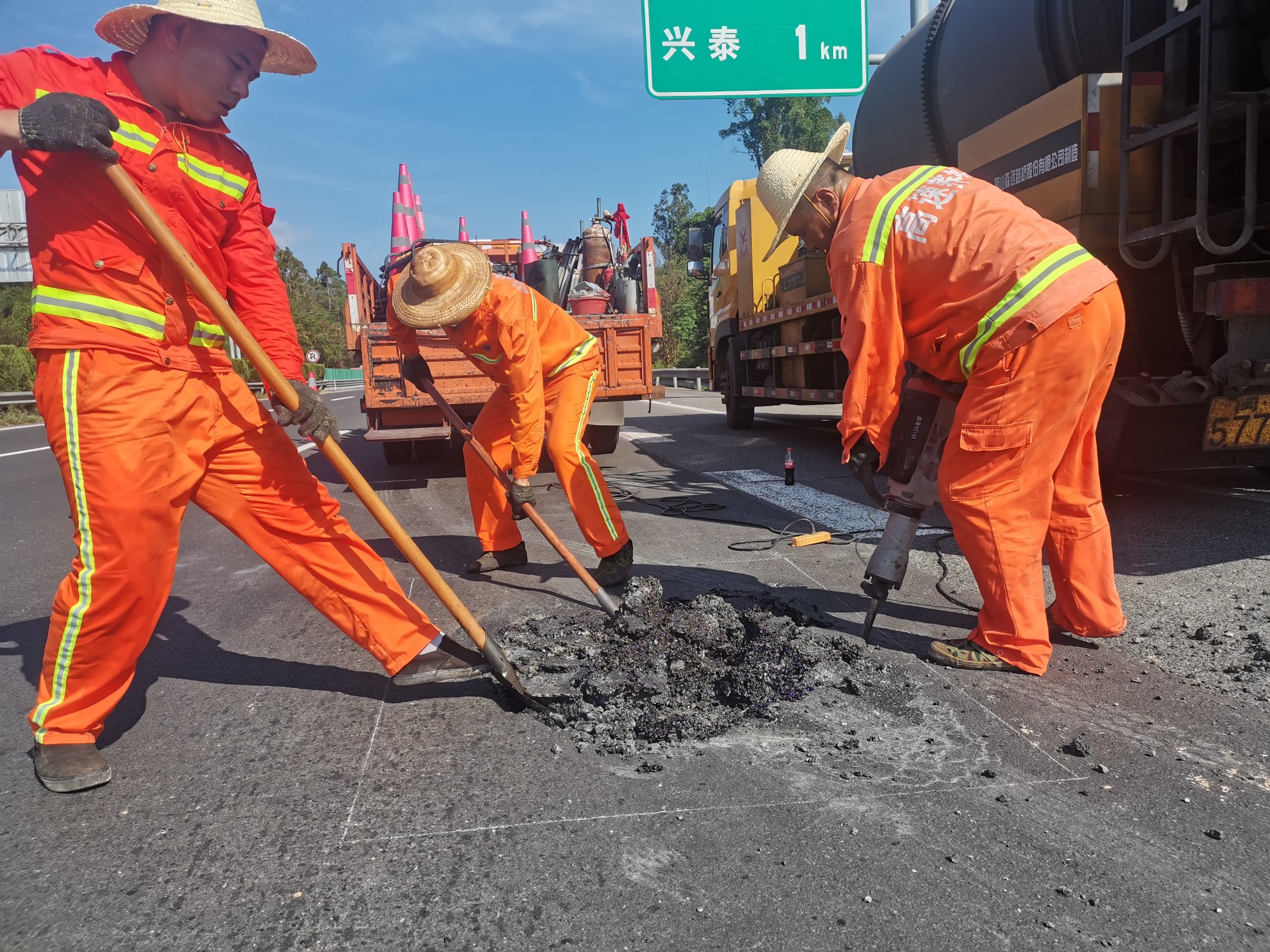 路面坑槽修补.jpg 路面坑槽修补.jpg