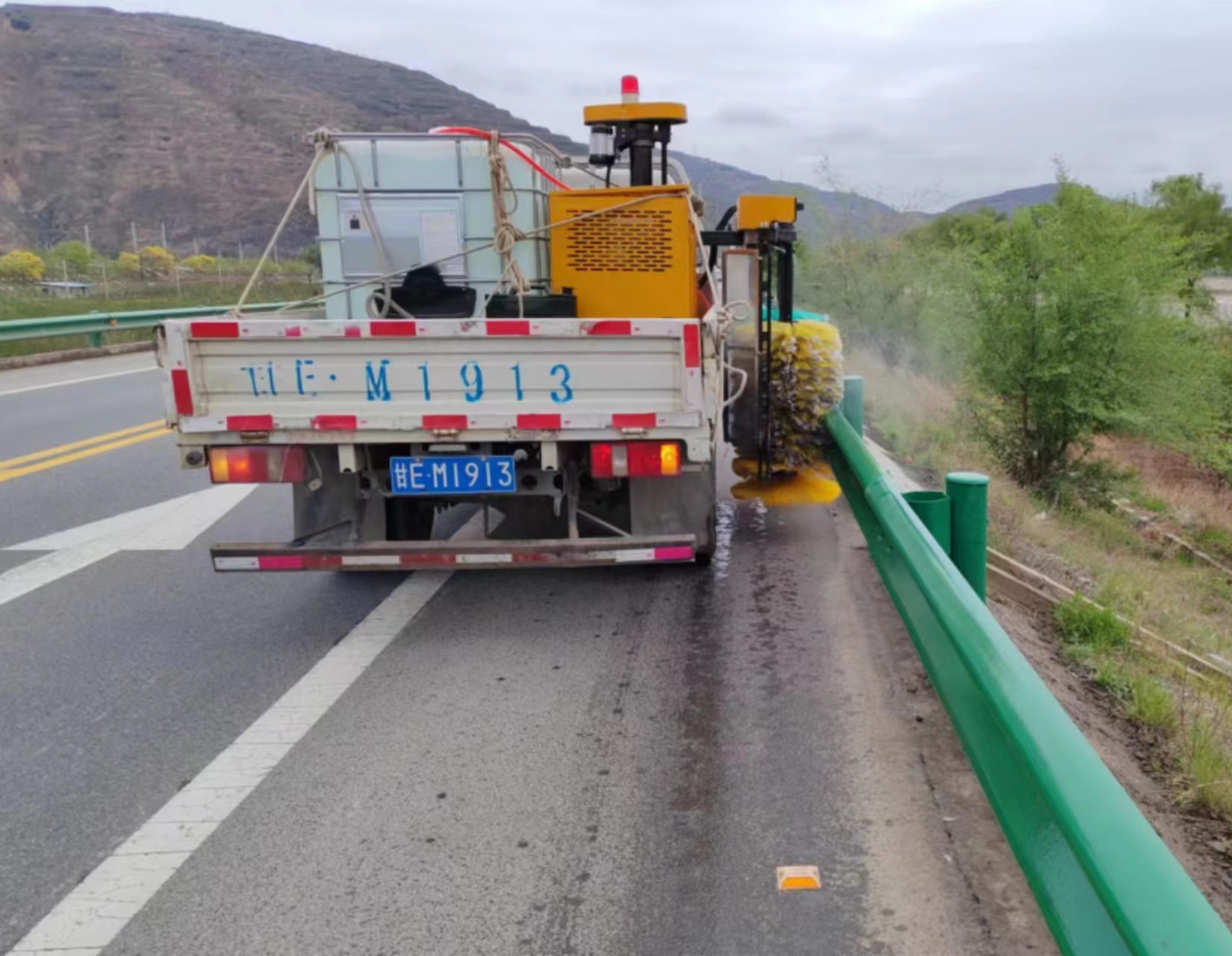 清洗护拦板.jpg 清洗护拦板.jpg