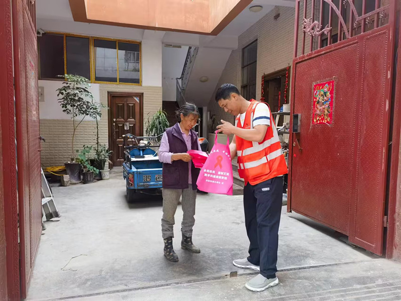 弥勒公路分局党员干部积极参与吉山社区“大党委” “普法零距离，法制进乡村”志愿服务活动.jpg