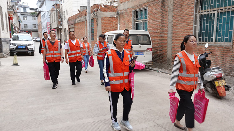 弥勒公路分局党员干部积极参与吉山社区“大党委” “普法零距离，法制进乡村”志愿服务活动1.jpg