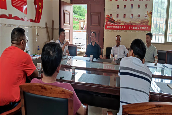 2.曲靖公路局工会主席高见昆在定点帮扶村进行村情恳谈交流.jpg