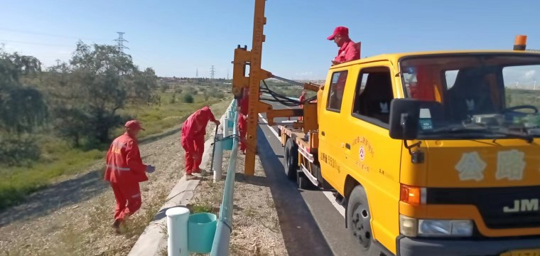 安装波形护栏现场.jpg