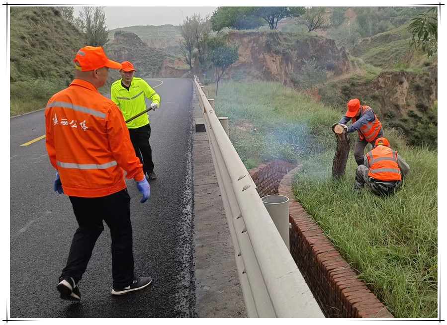 穿梭在黑色飘带上的公路人 (3).jpg