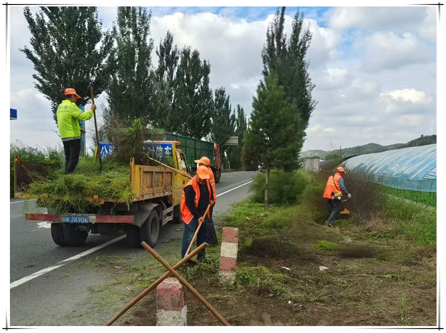 穿梭在黑色飘带上的公路人 (1).jpg