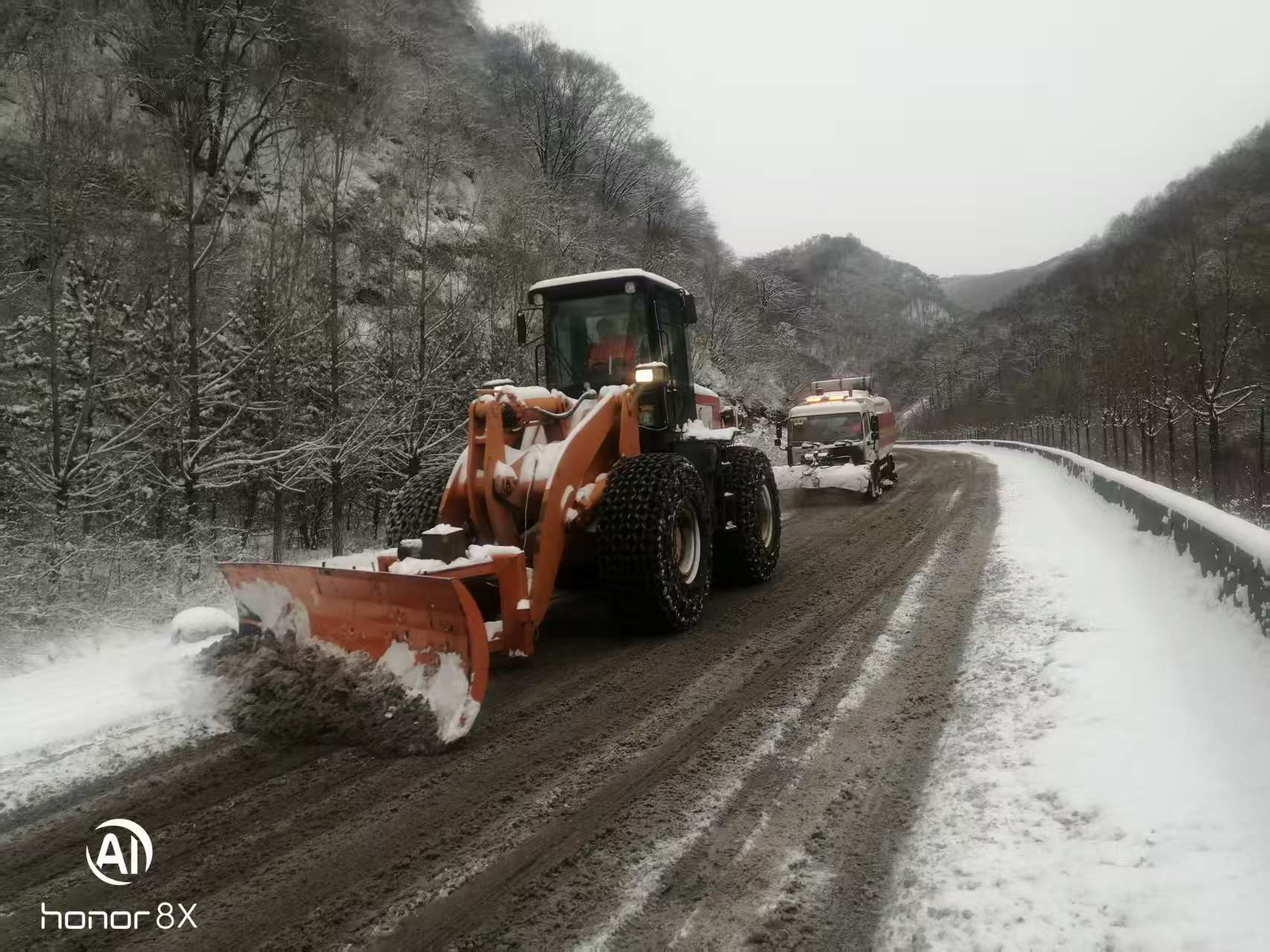 采取“机械为主、人工为辅”的方式开展梯队除雪作业 (2).jpg