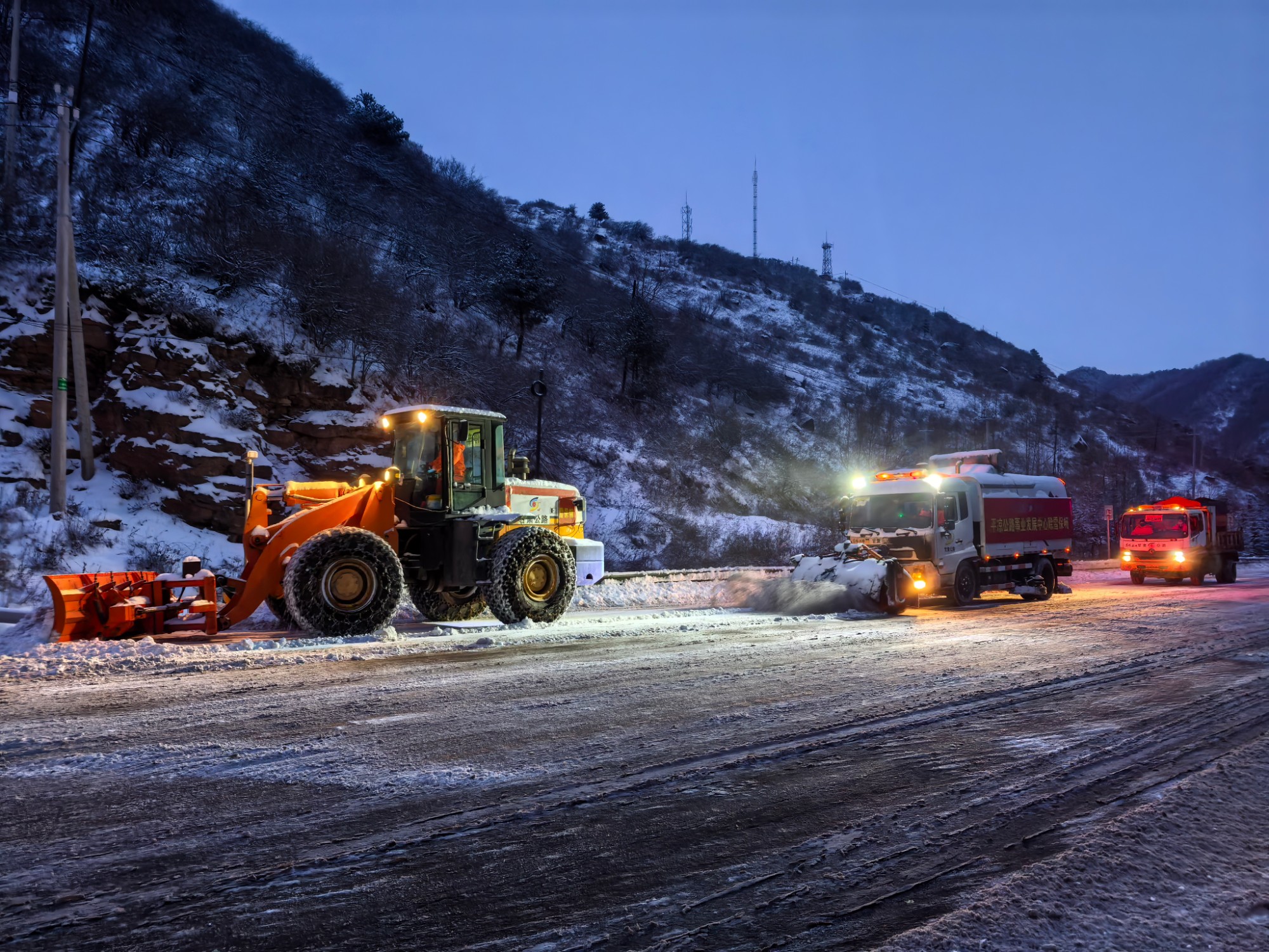 采取“机械为主、人工为辅”的方式开展梯队除雪作业.jpg