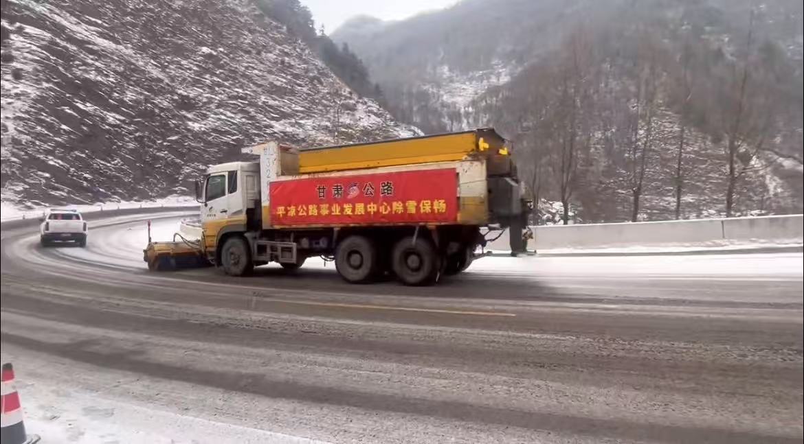 华亭公路段S304线K51+500处清扫路面积雪.jpg