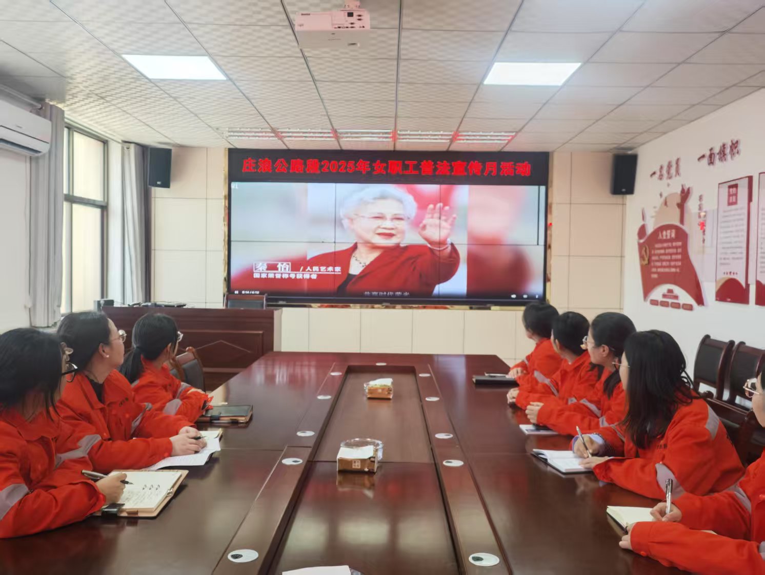 学习全国先进妇女模范精神.jpg