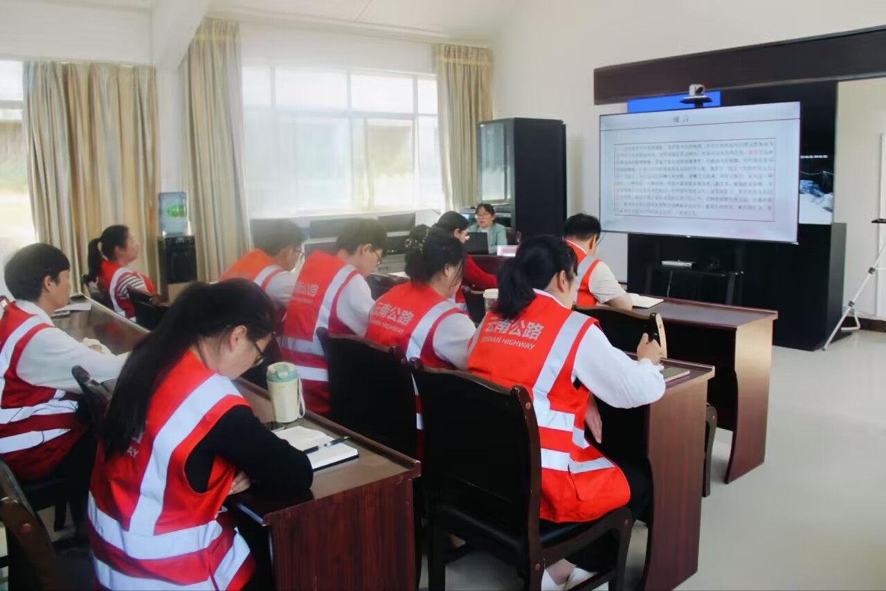 绿春公路分局开展家风家教专题学习活动.jpg