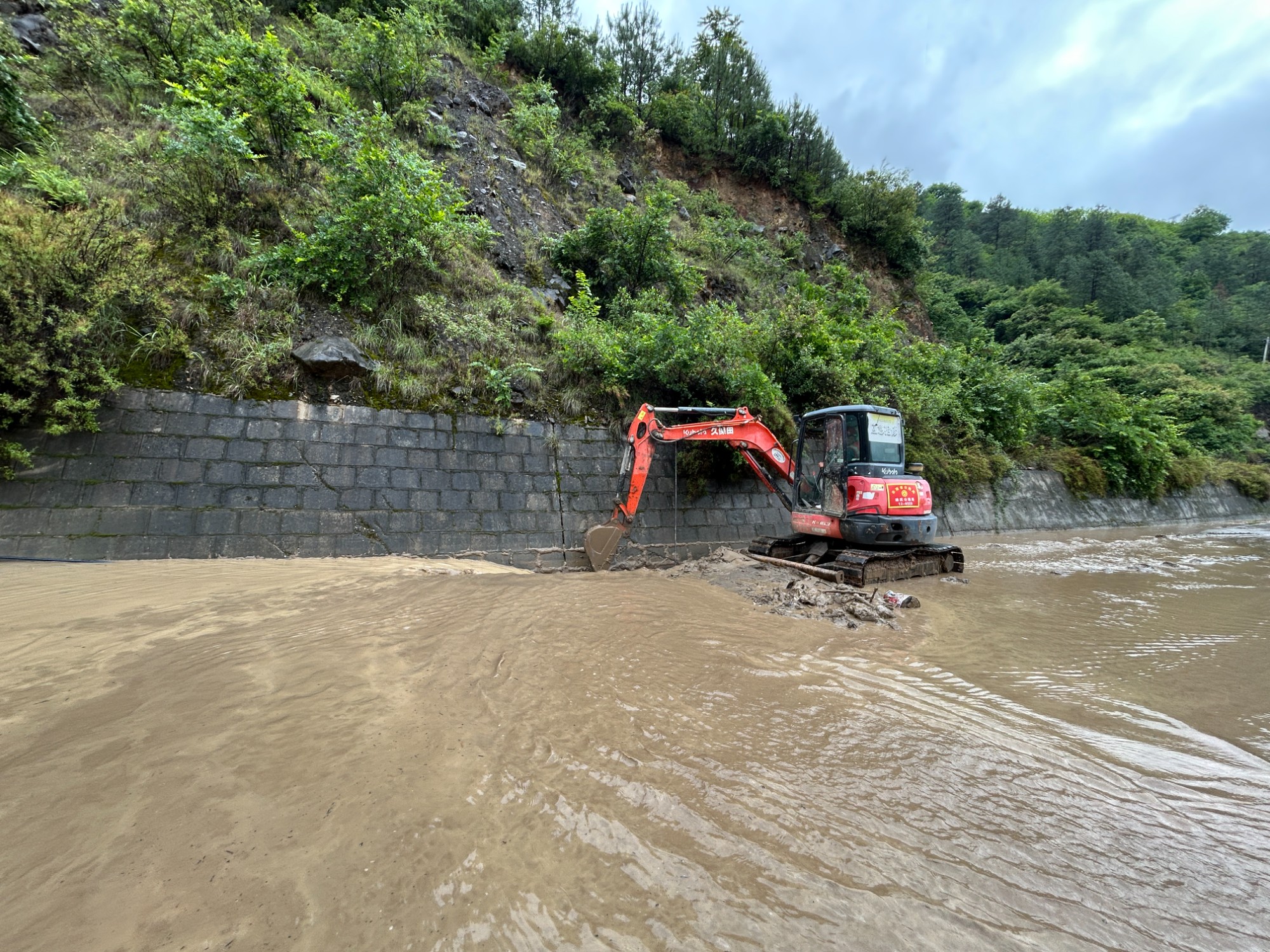 维西公路分局涵洞堵塞公路积水现场.jpg
