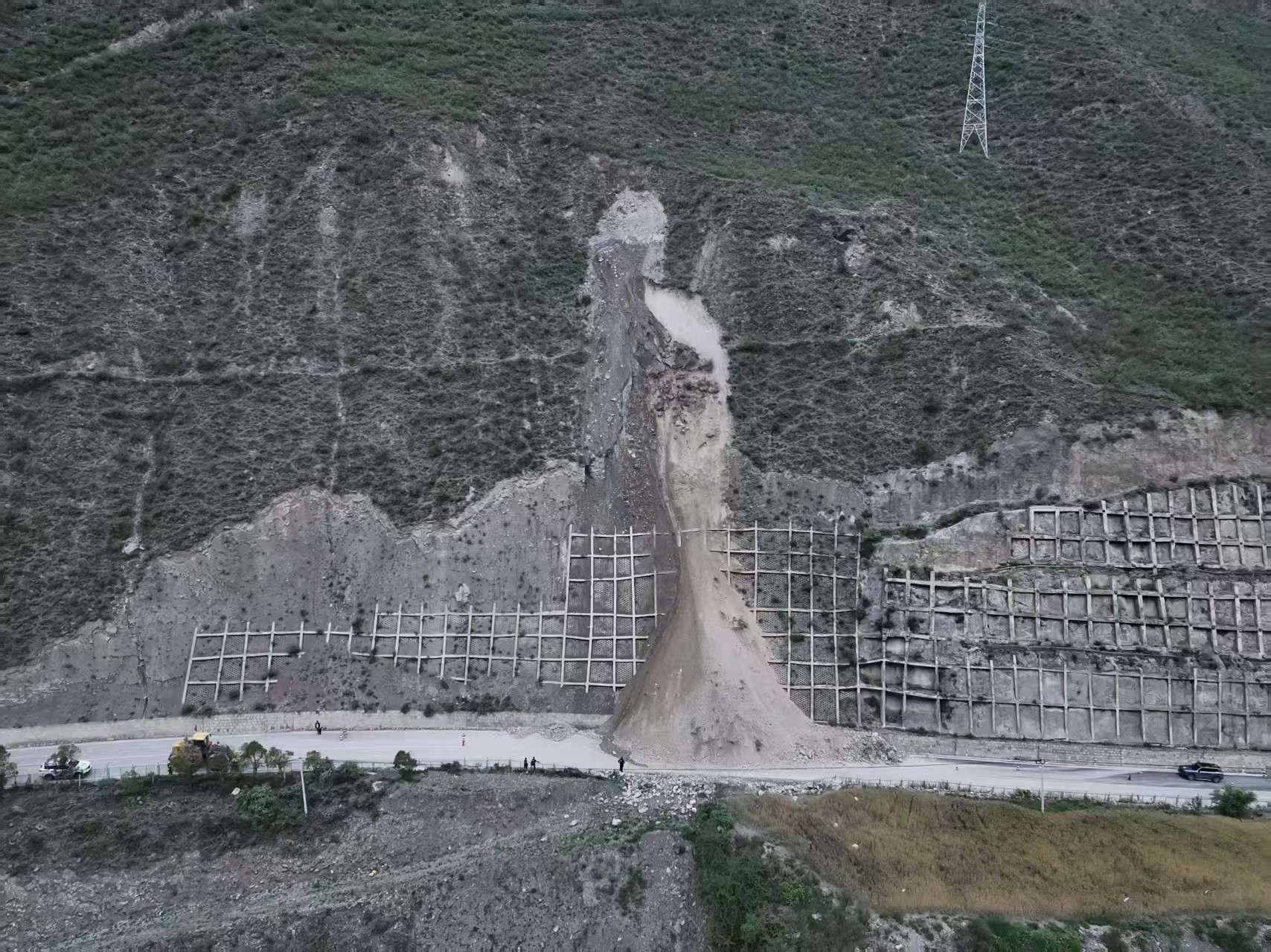 德钦公路分局次杨树边坡坍塌现场.jpg