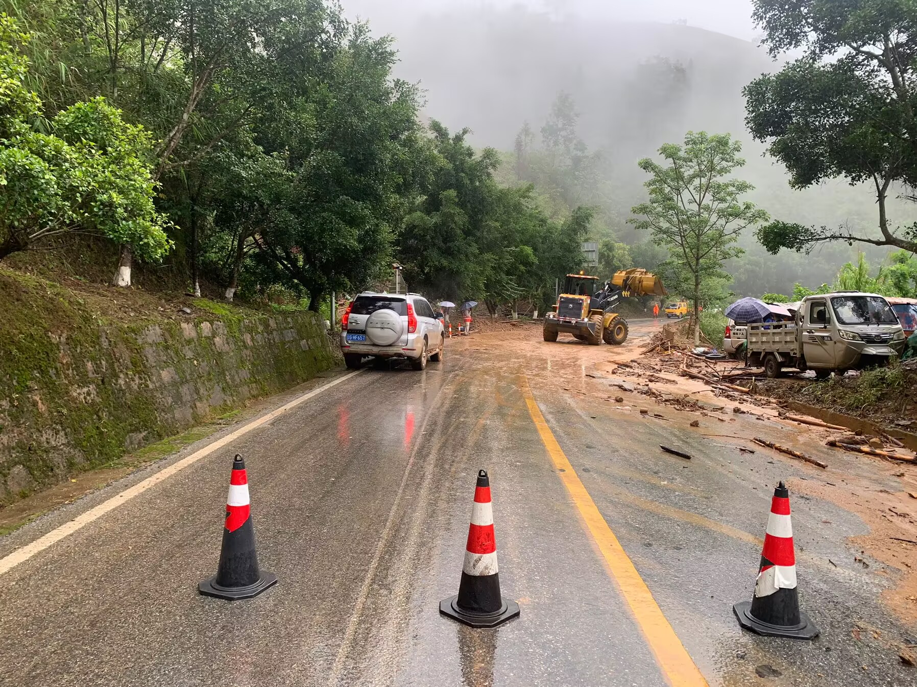 绿春公路分局应急设备清理泥石流.png