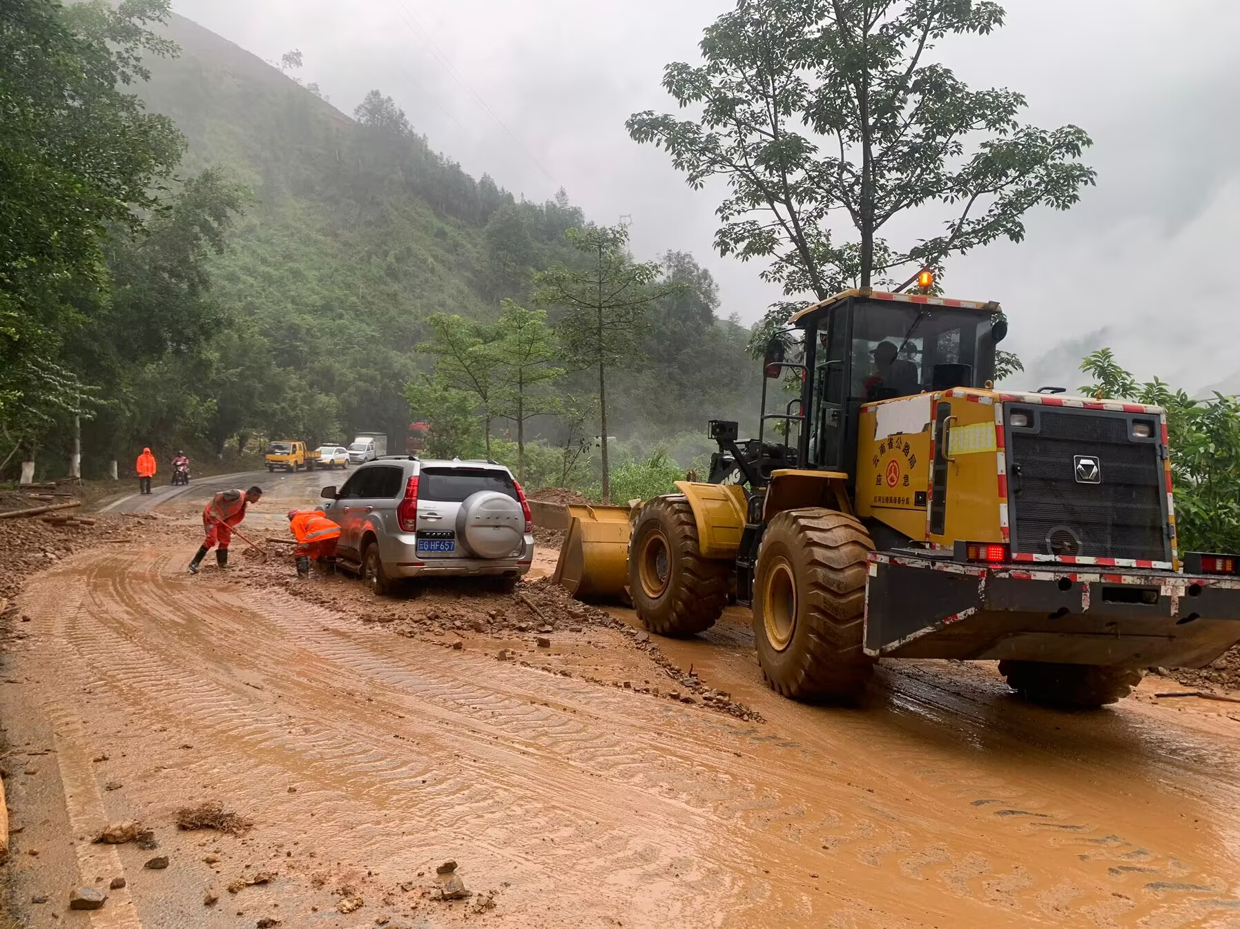 绿春公路分局应急抢险人员营救受困车辆.png